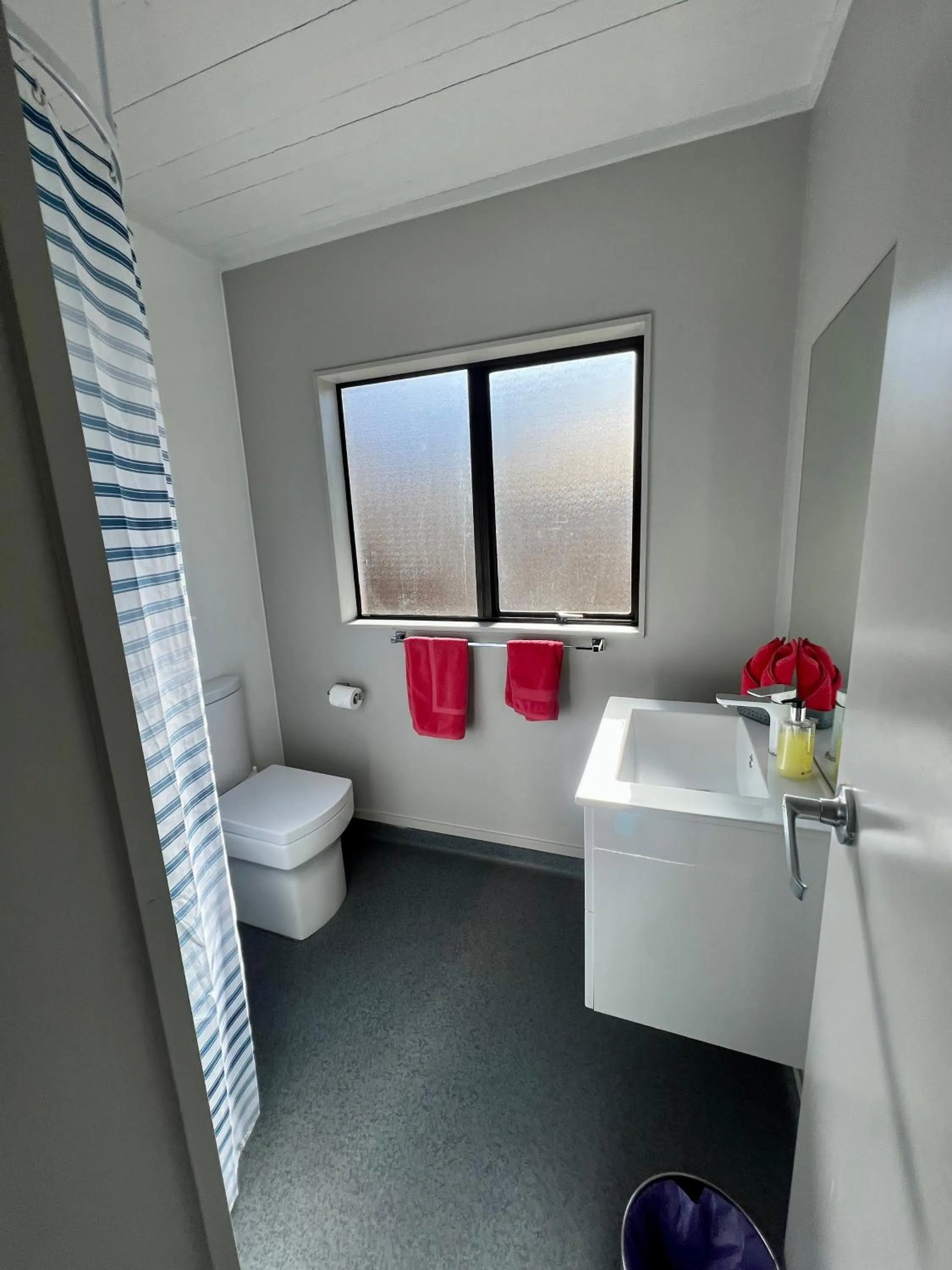 Bathroom in Pinewood Motels