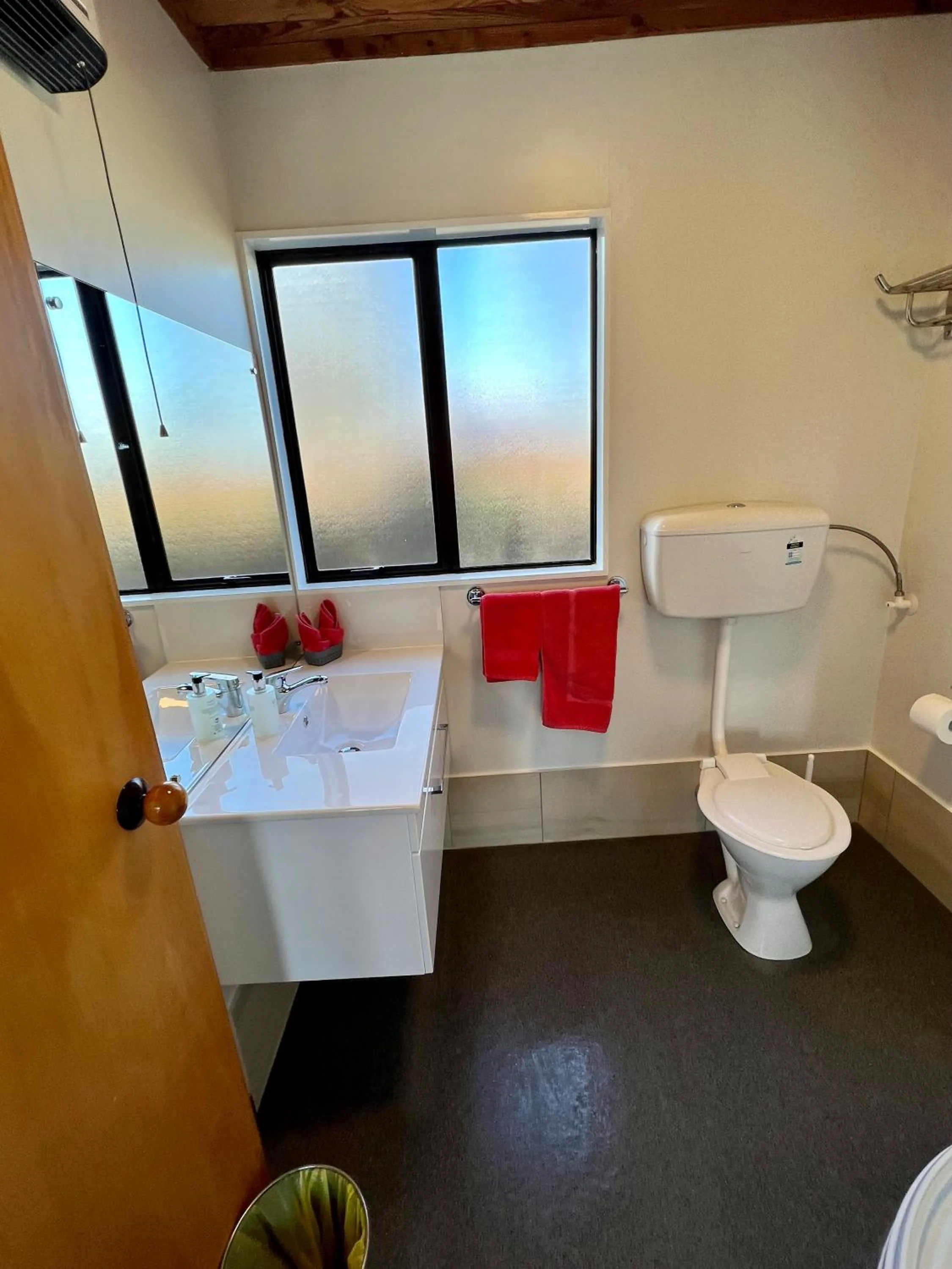 Bathroom in Pinewood Motels