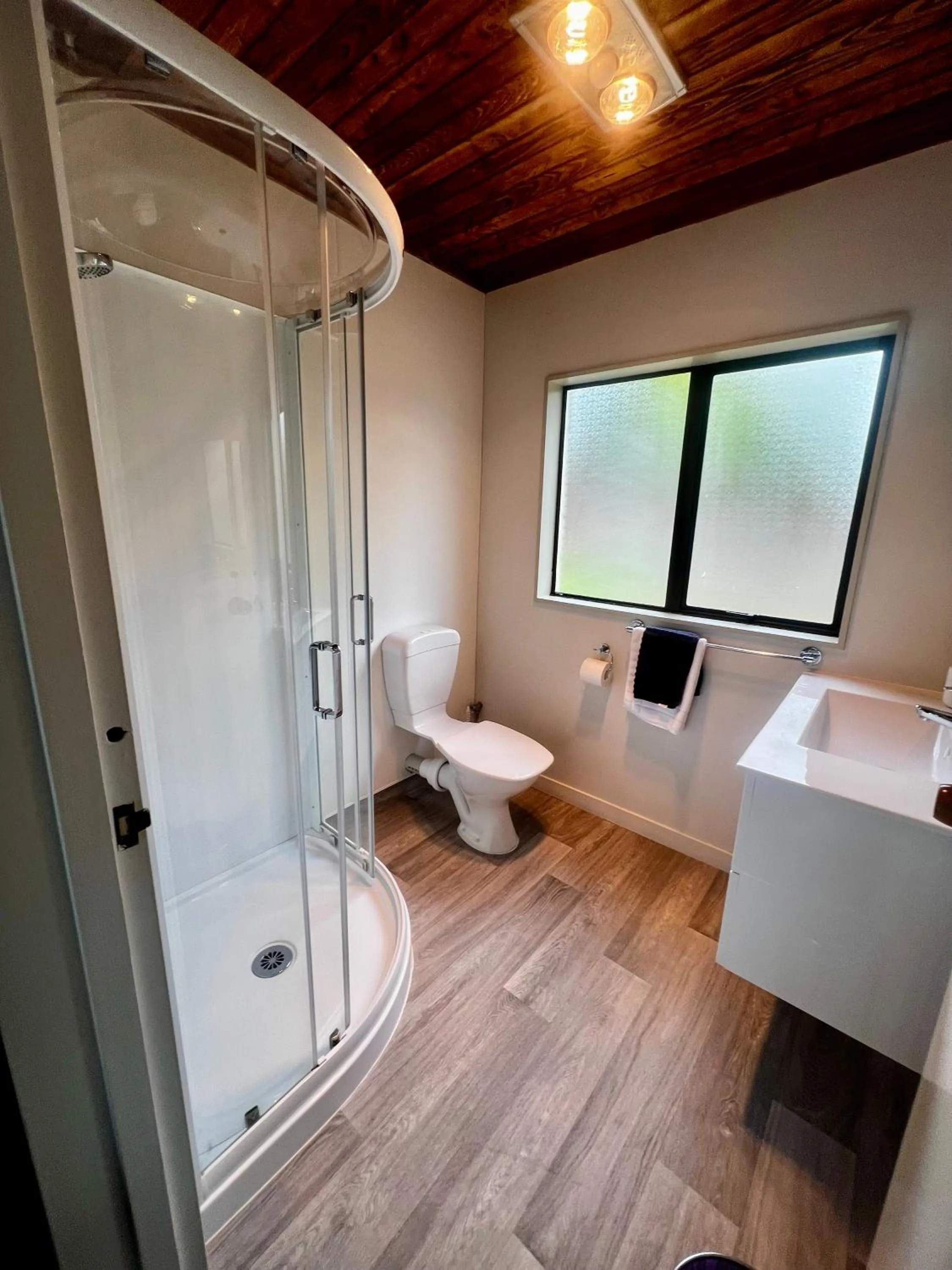 Bathroom, Bed in Pinewood Motels