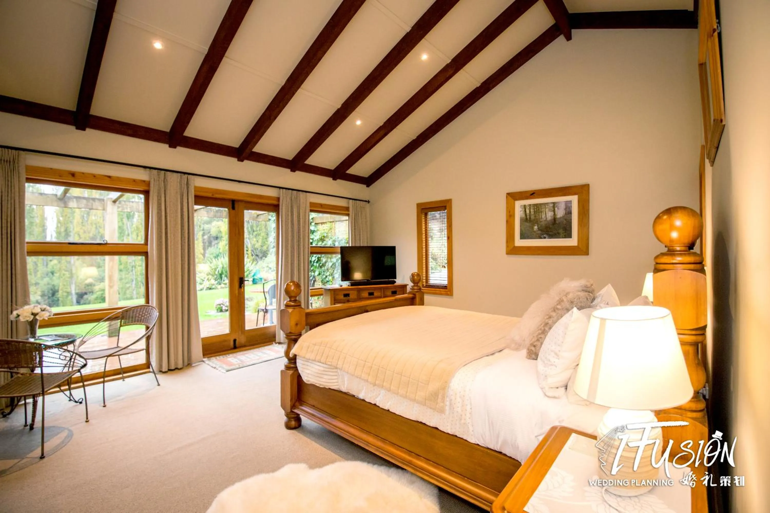 Photo of the whole room, Bed in The Canyons B&B