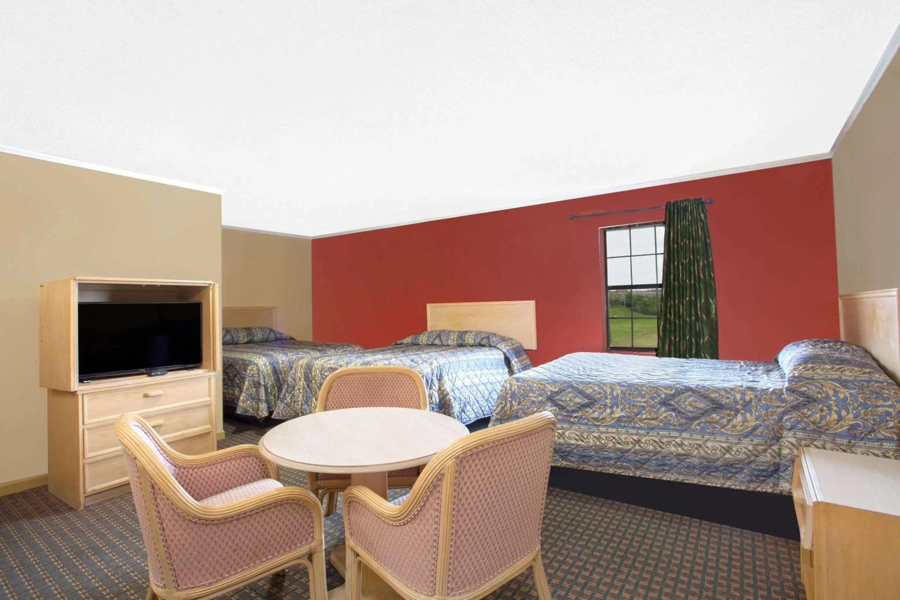 Photo of the whole room, Bed in Knights Inn Wildersville