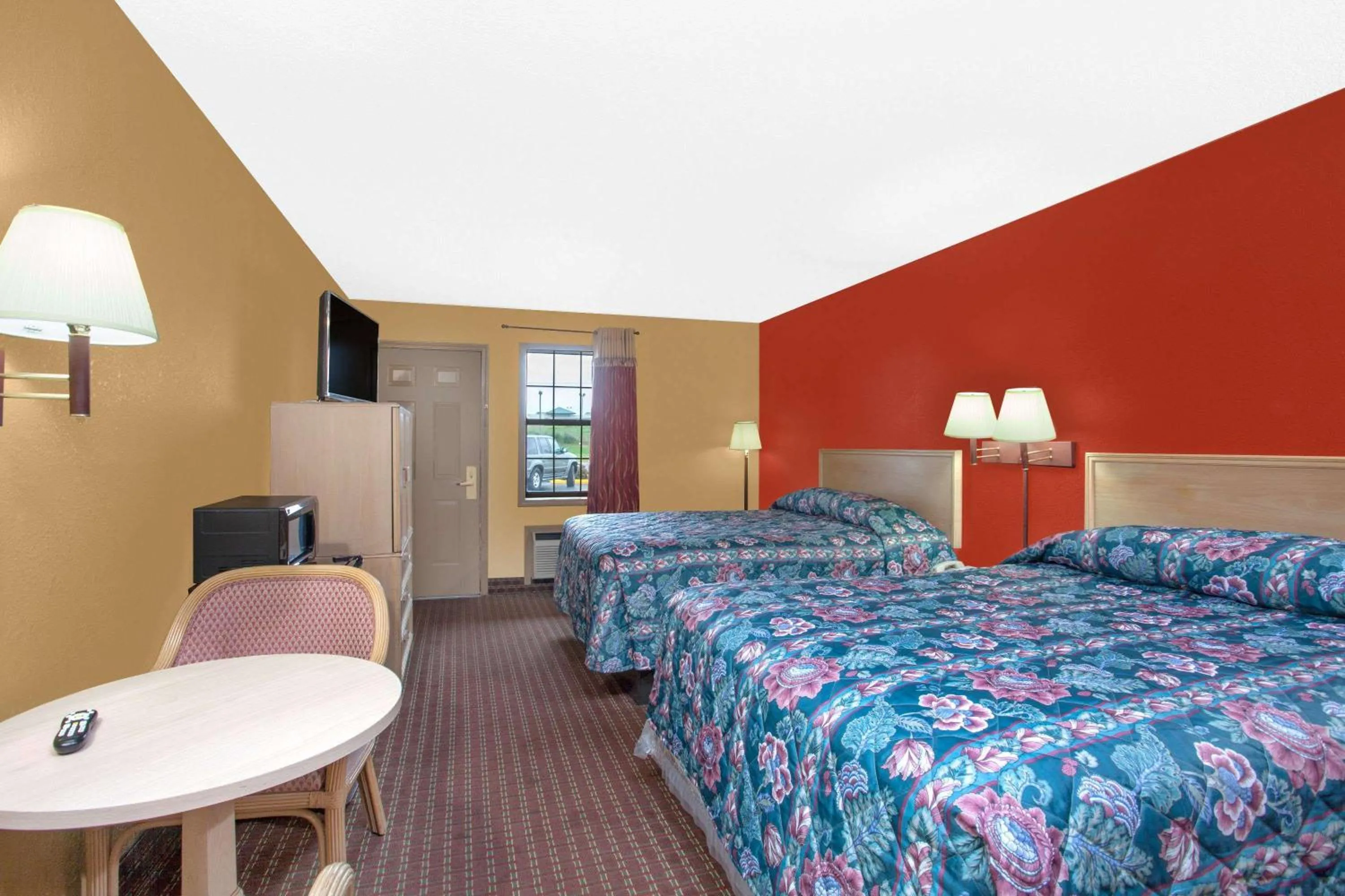 Photo of the whole room, Bed in Knights Inn Wildersville