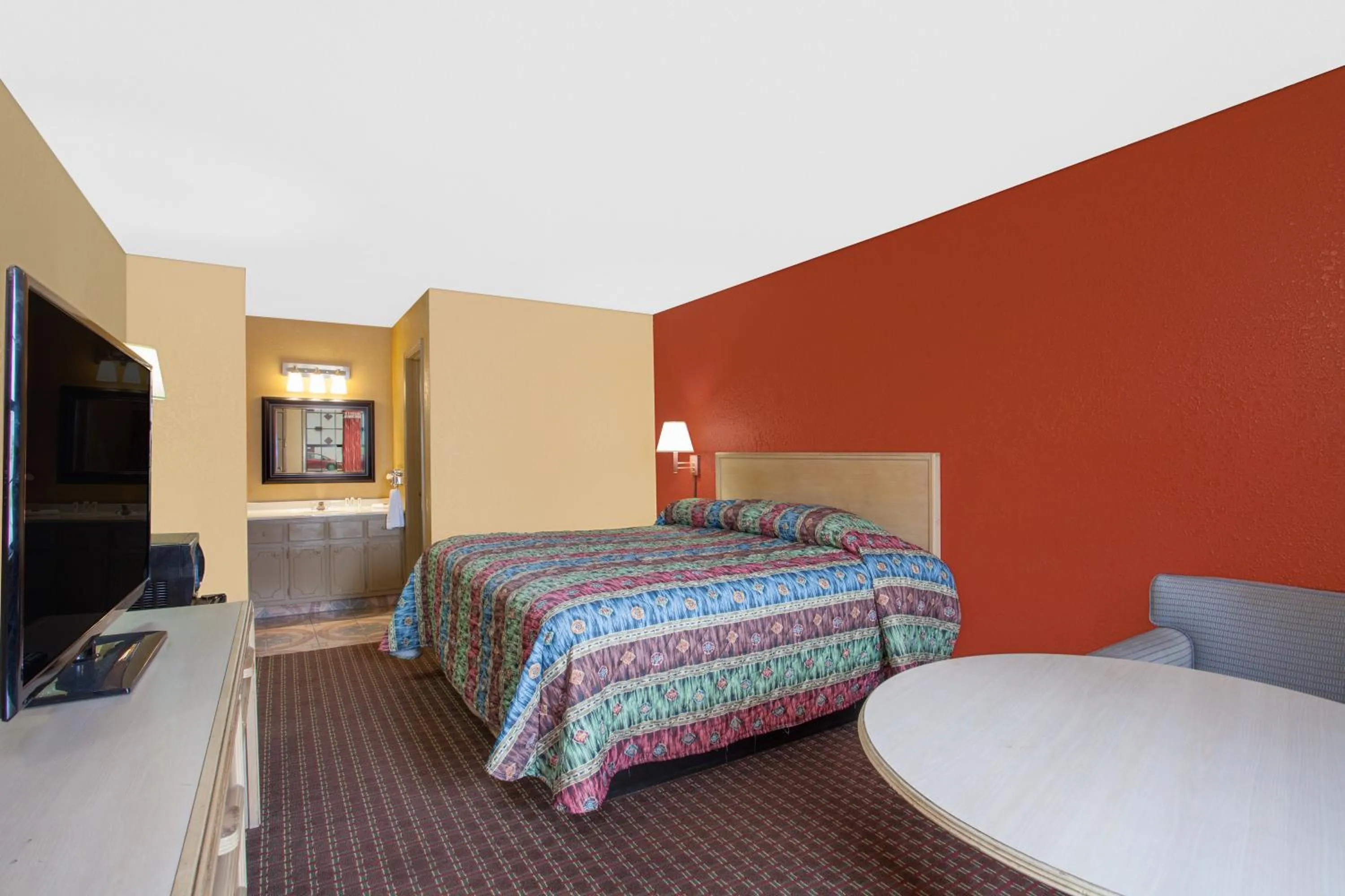 Photo of the whole room, Bed in Knights Inn Wildersville