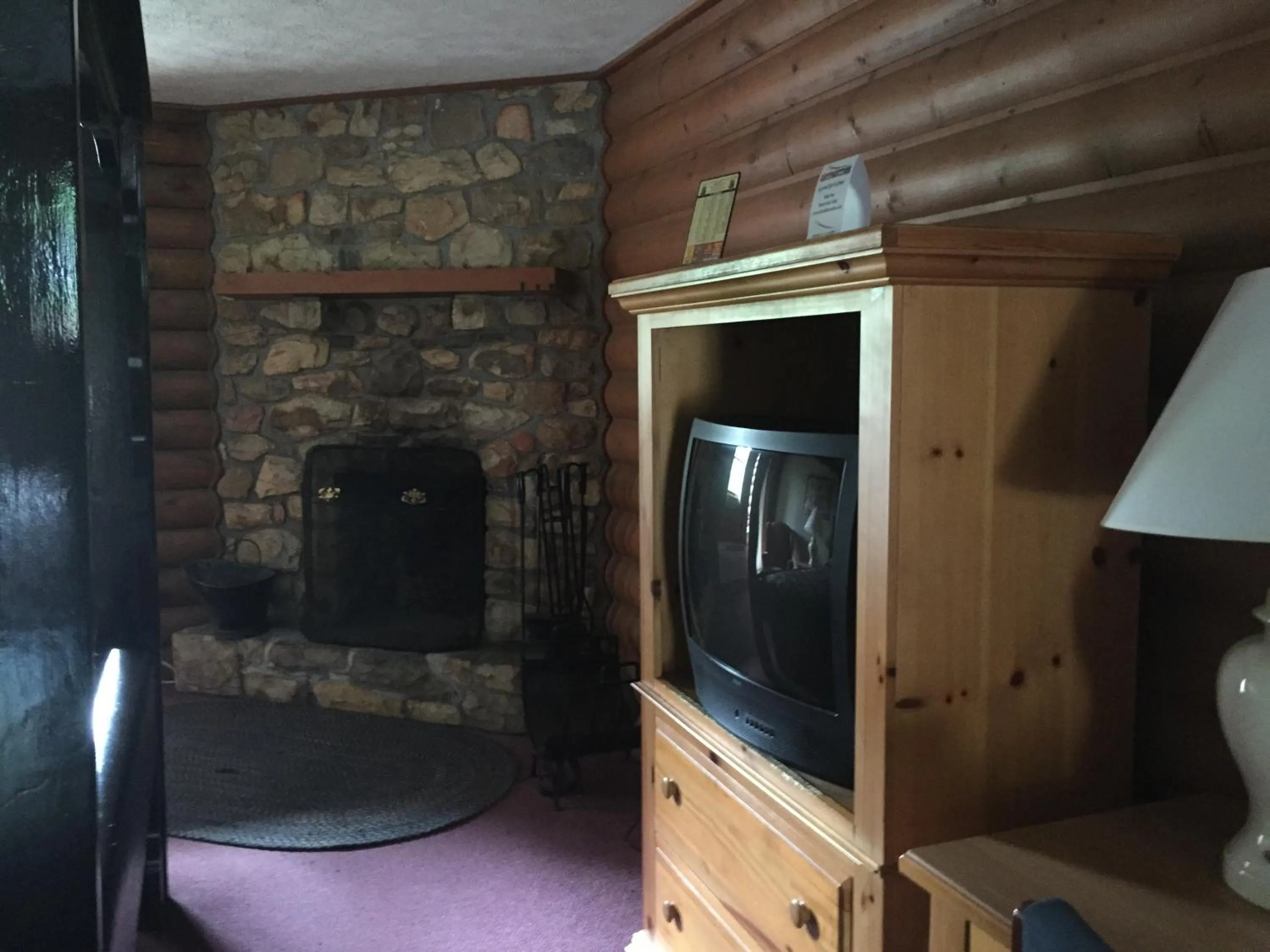 TV and multimedia in Highland Hills Motel & Cabins