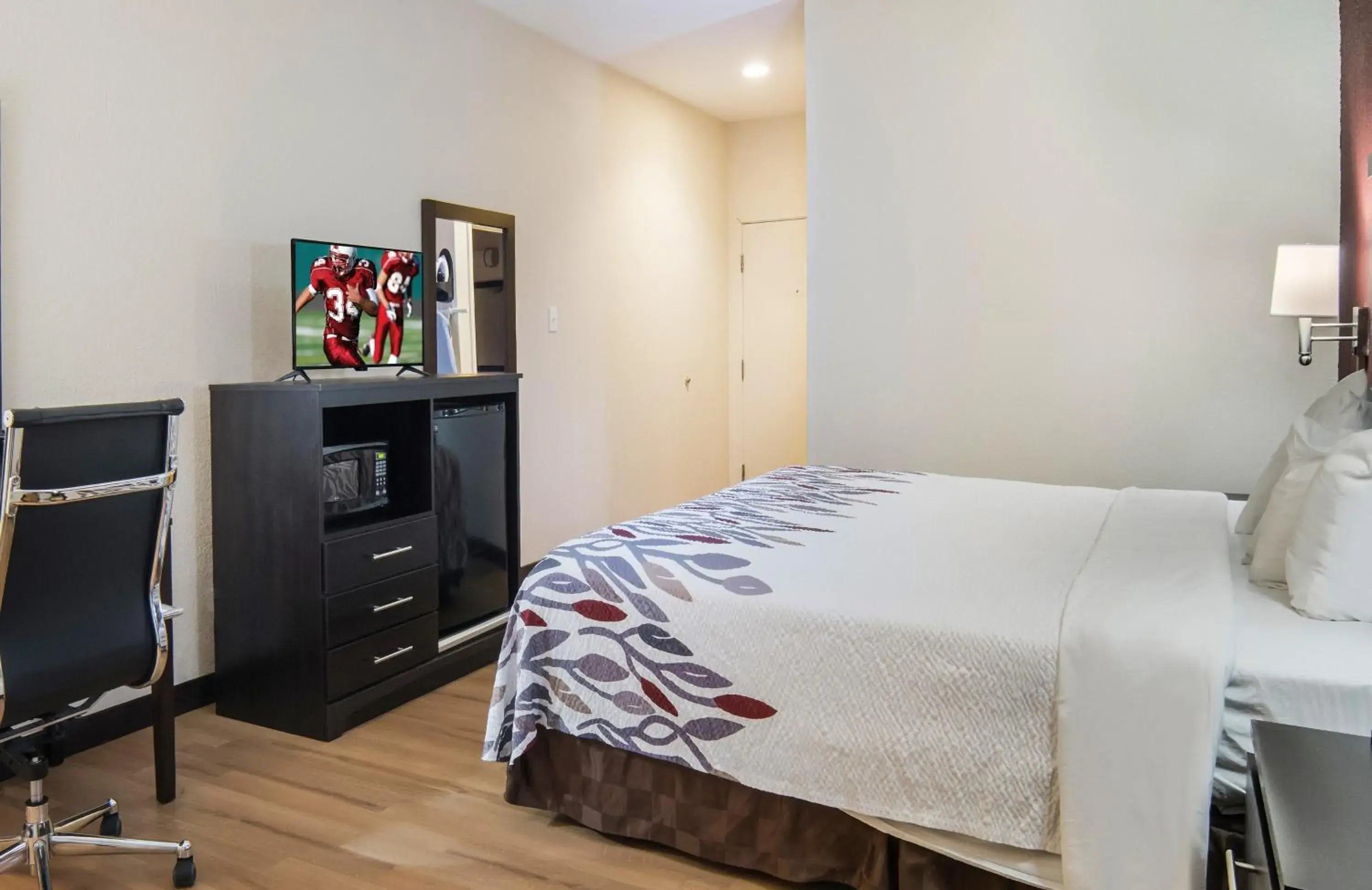 Photo of the whole room, Bed in Red Roof Inn Binghamton North Photo of the whole room, Bed in Red Roof Inn Binghamton North