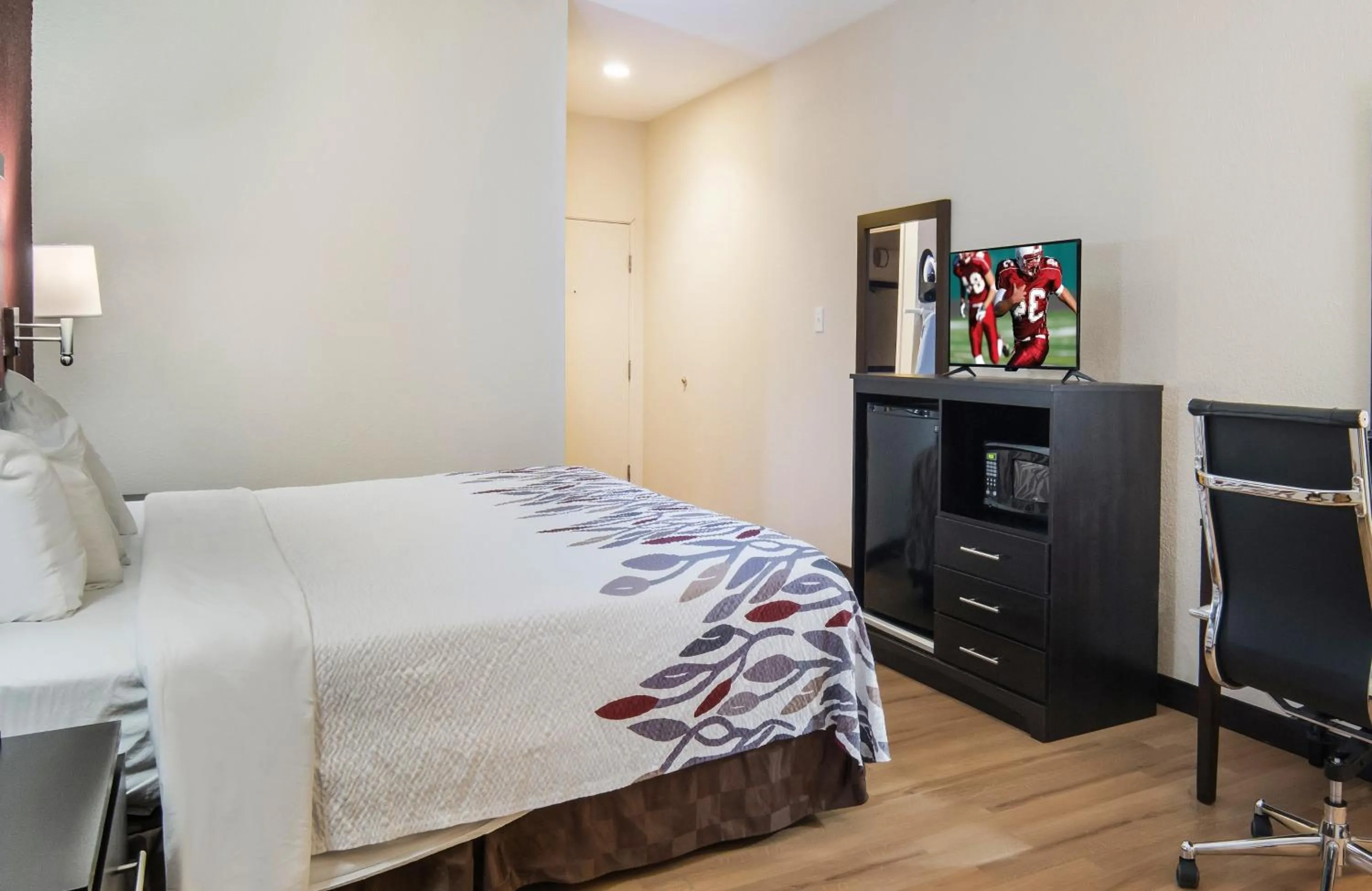 Photo of the whole room, Bed in Red Roof Inn Binghamton North