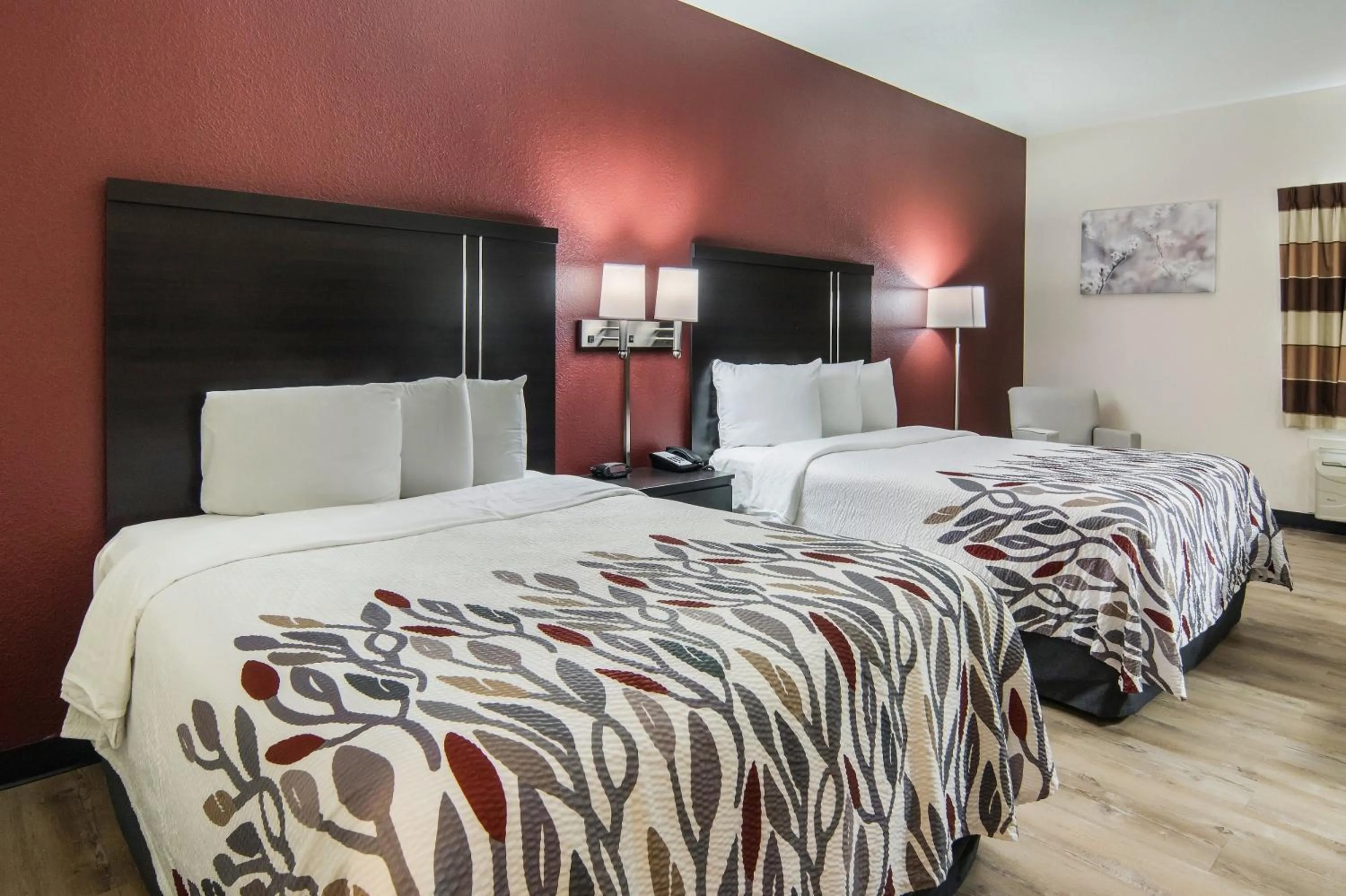 Photo of the whole room, Bed in Red Roof Inn Binghamton North