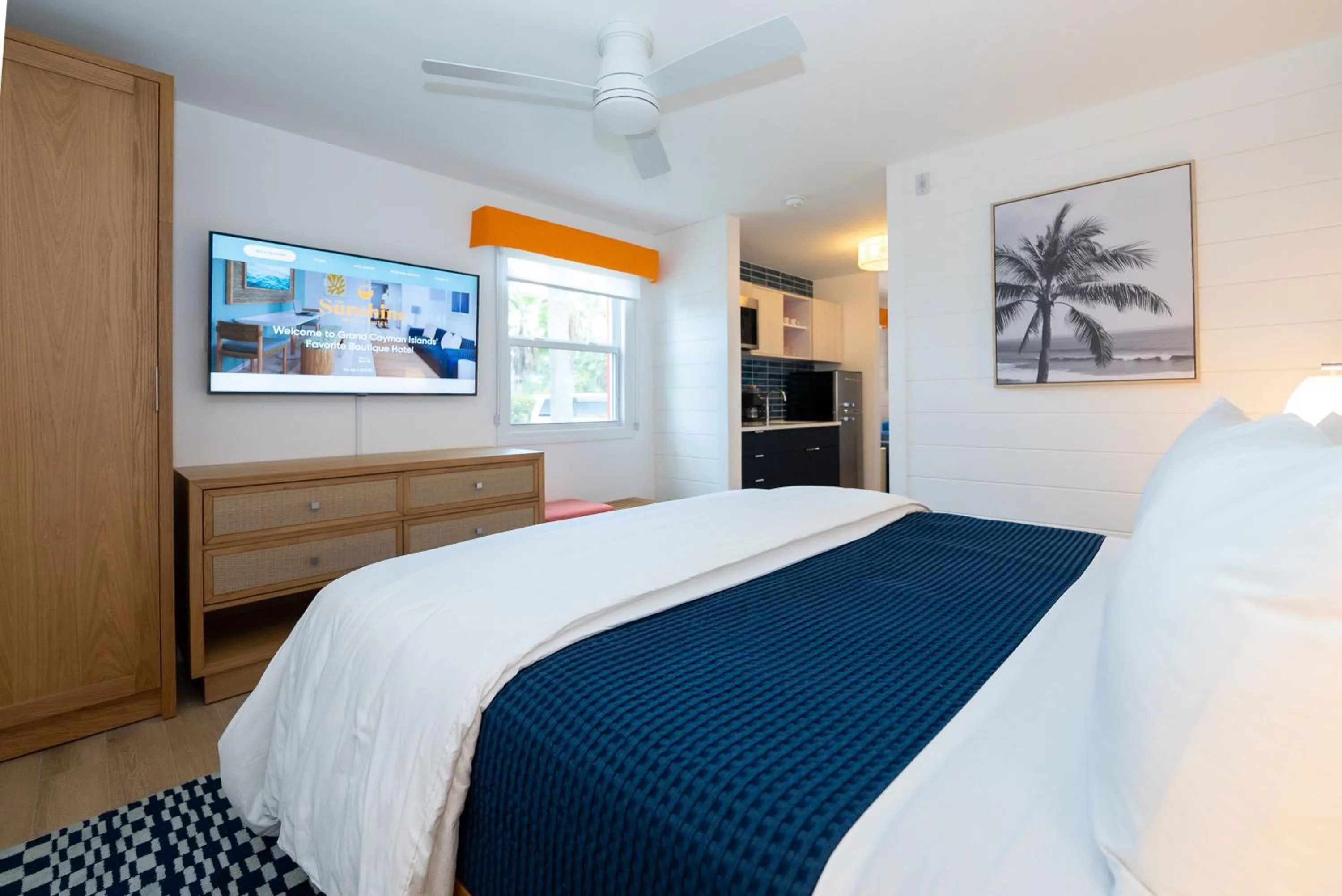 Photo of the whole room, Bed in Sunshine Suites Resort