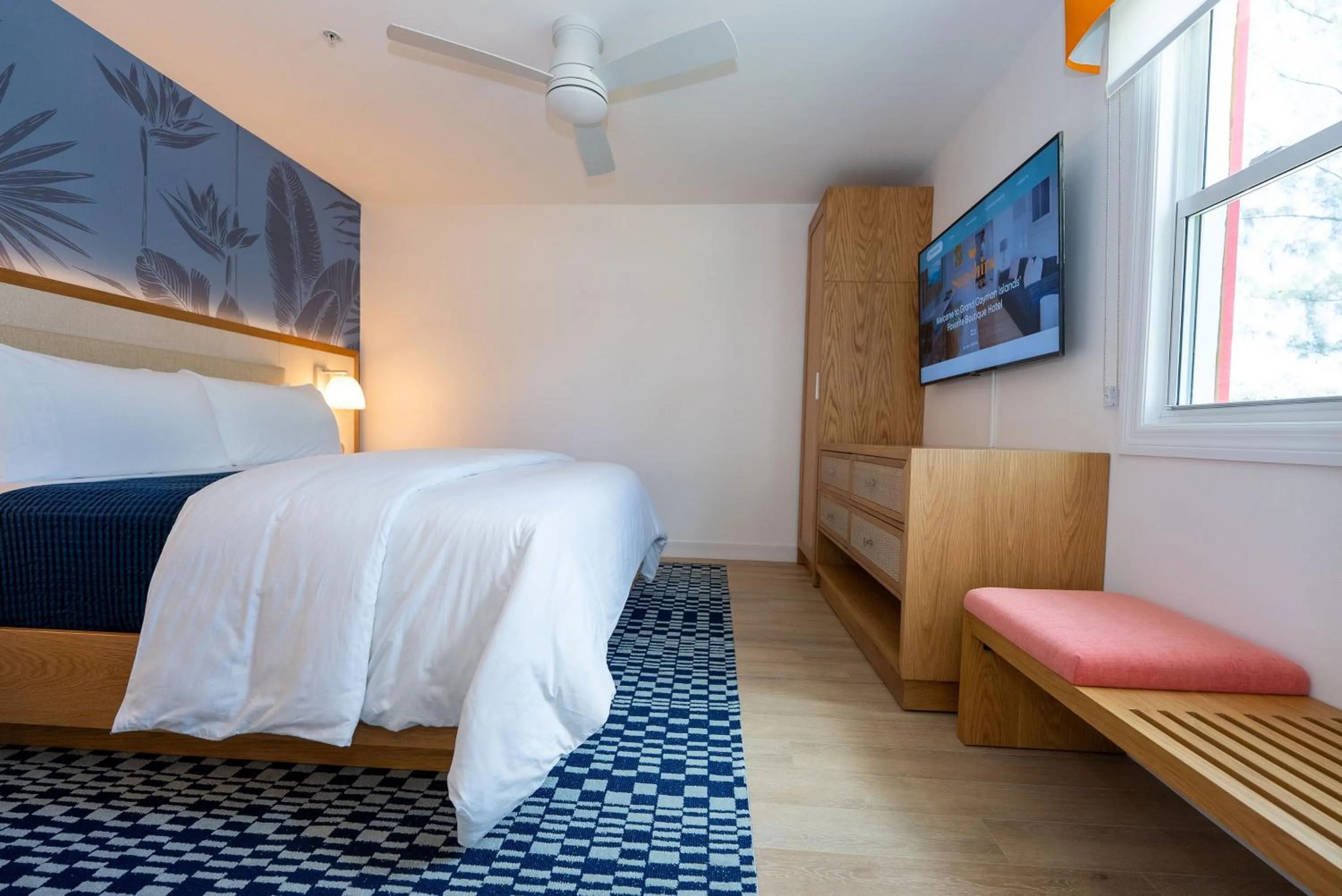 Photo of the whole room, Bed in Sunshine Suites Resort