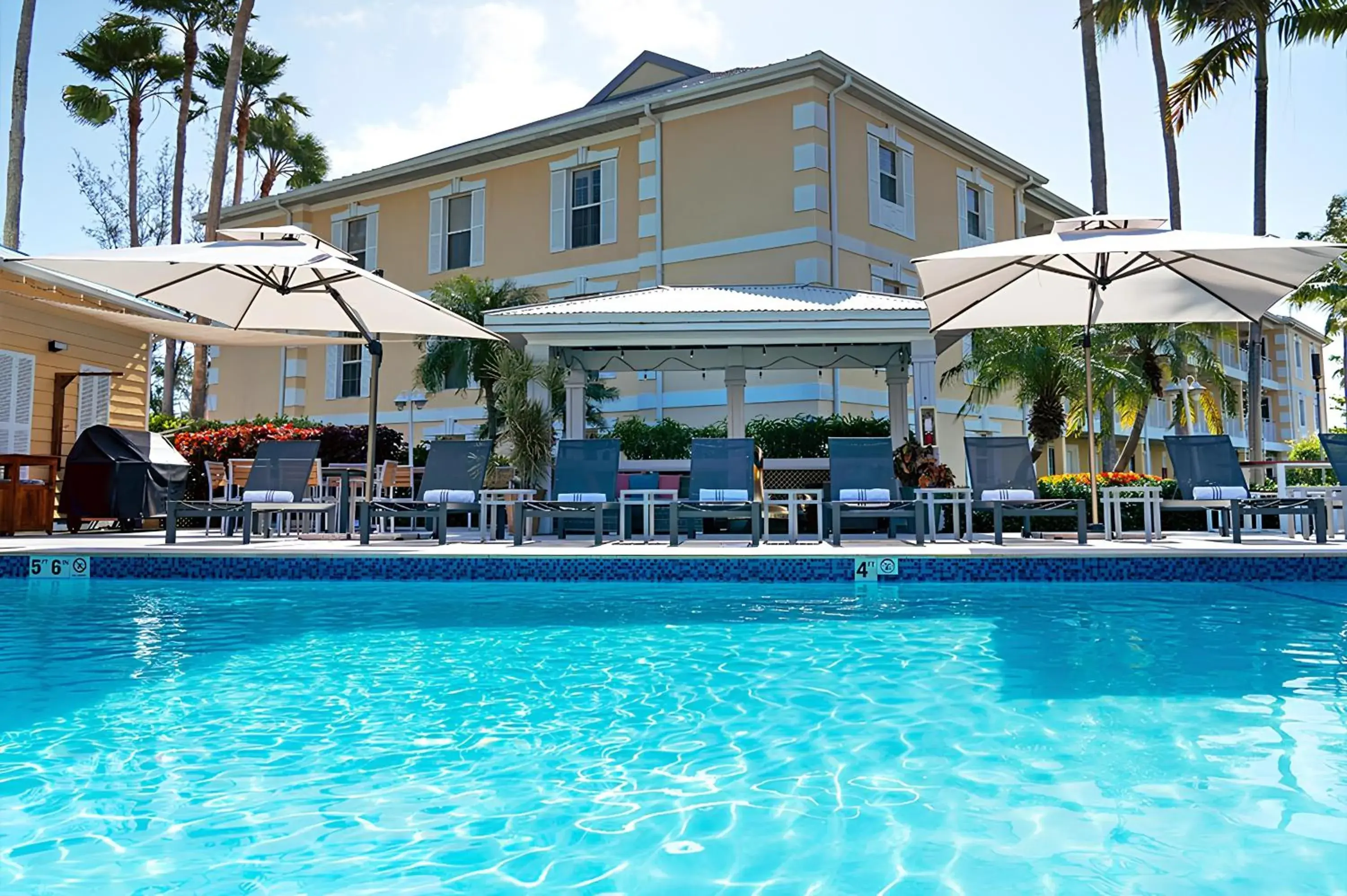 Swimming pool in Sunshine Suites Resort Swimming pool in Sunshine Suites Resort