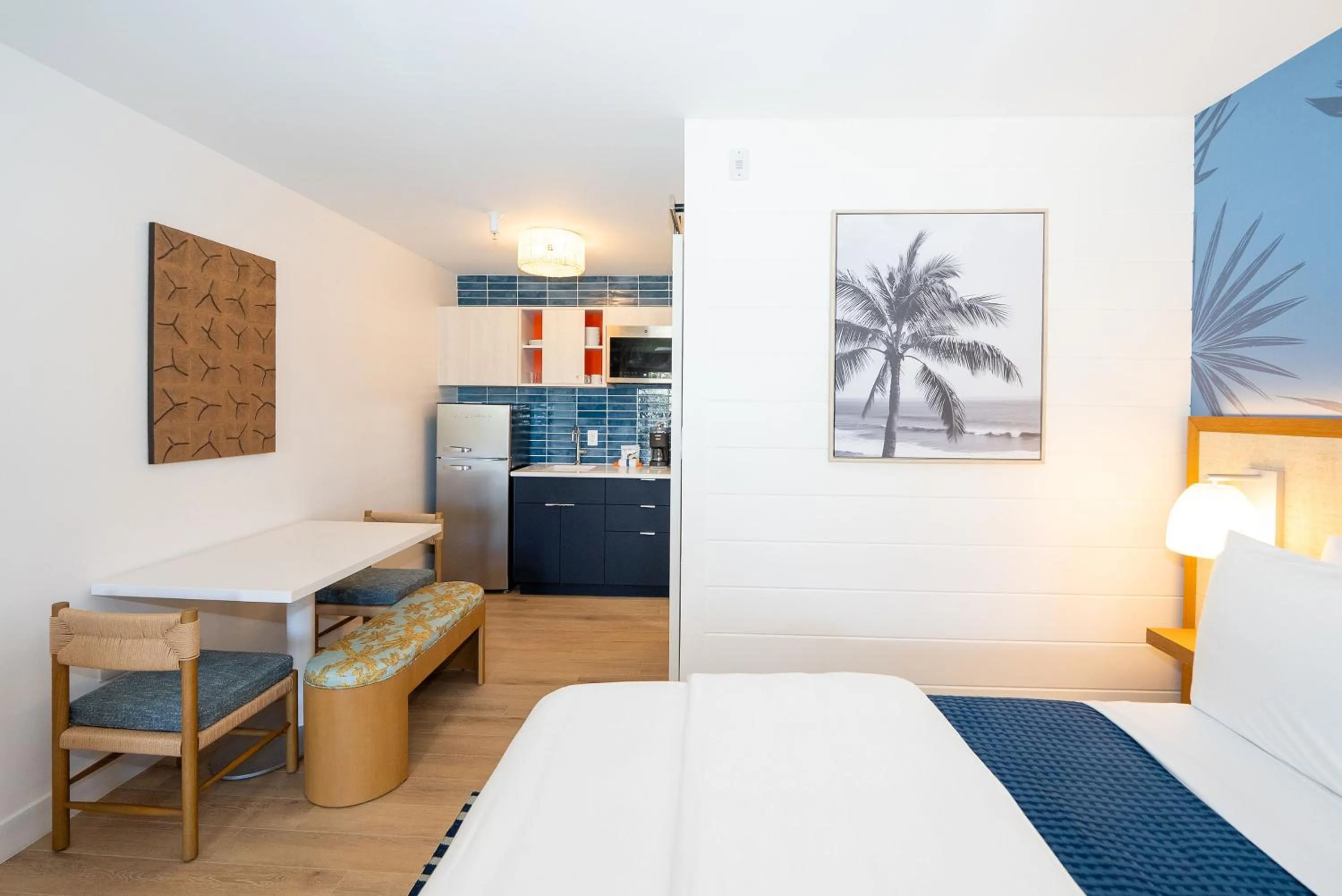 Photo of the whole room, Bed in Sunshine Suites Resort