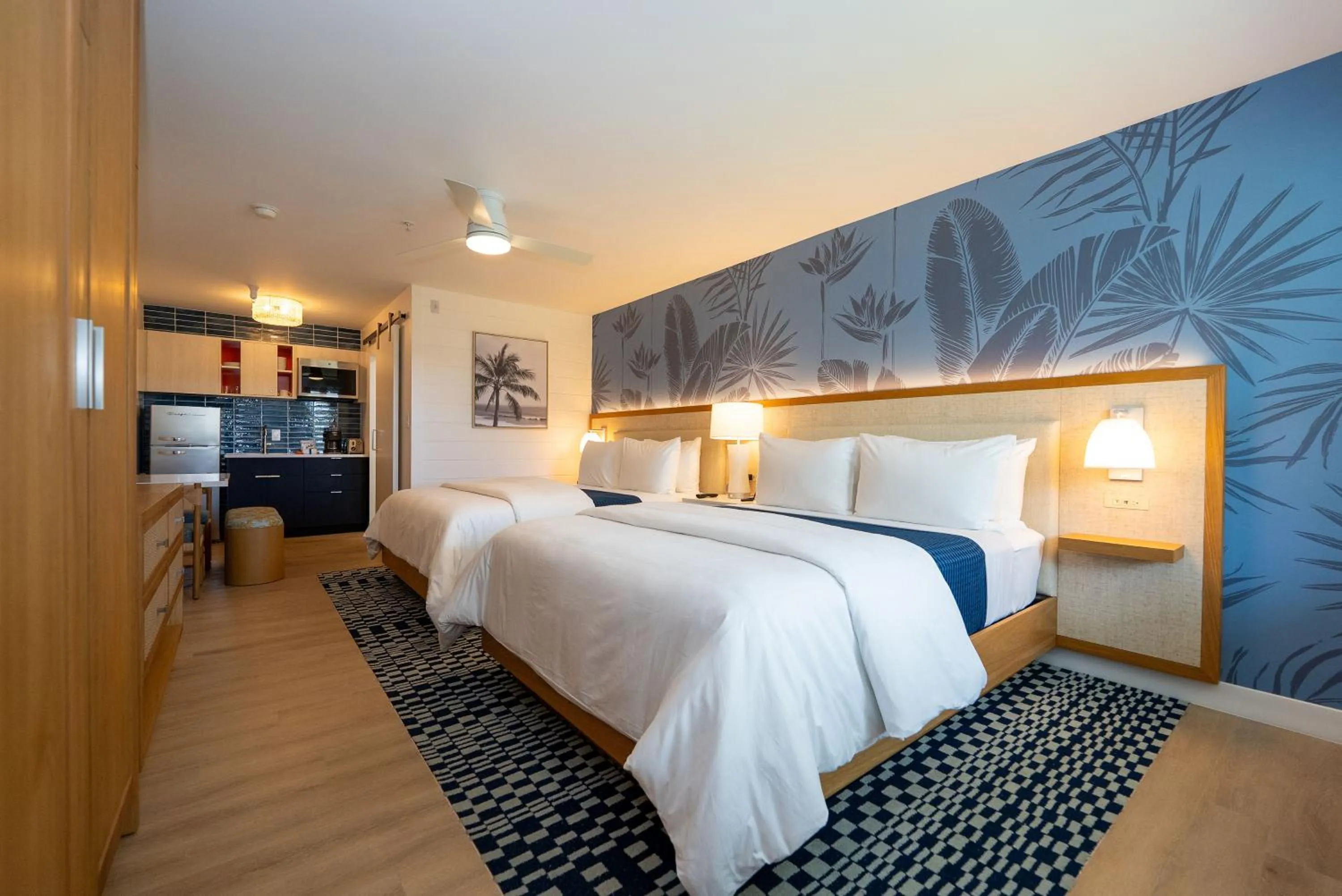 Photo of the whole room, Bed in Sunshine Suites Resort