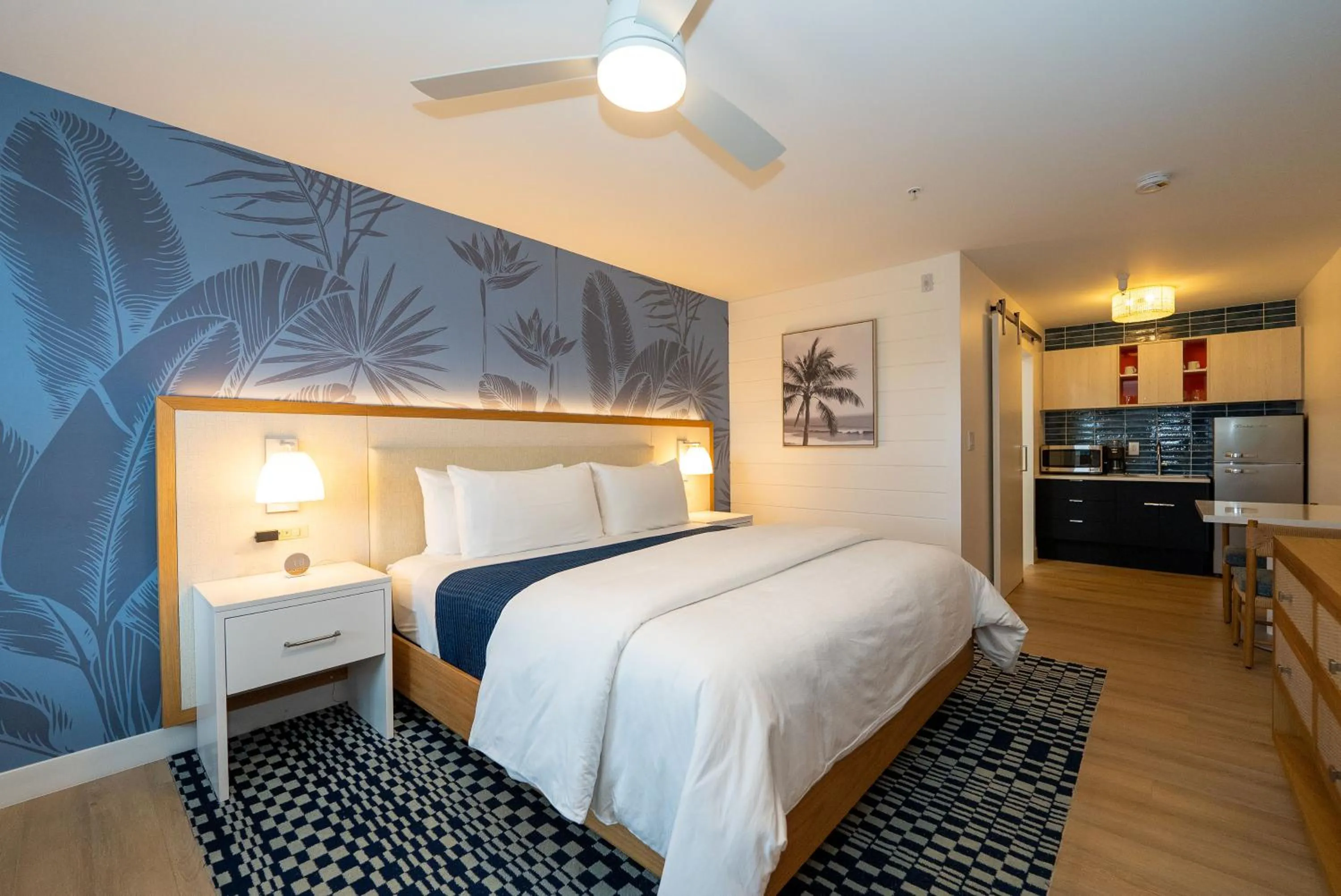 Photo of the whole room, Bed in Sunshine Suites Resort