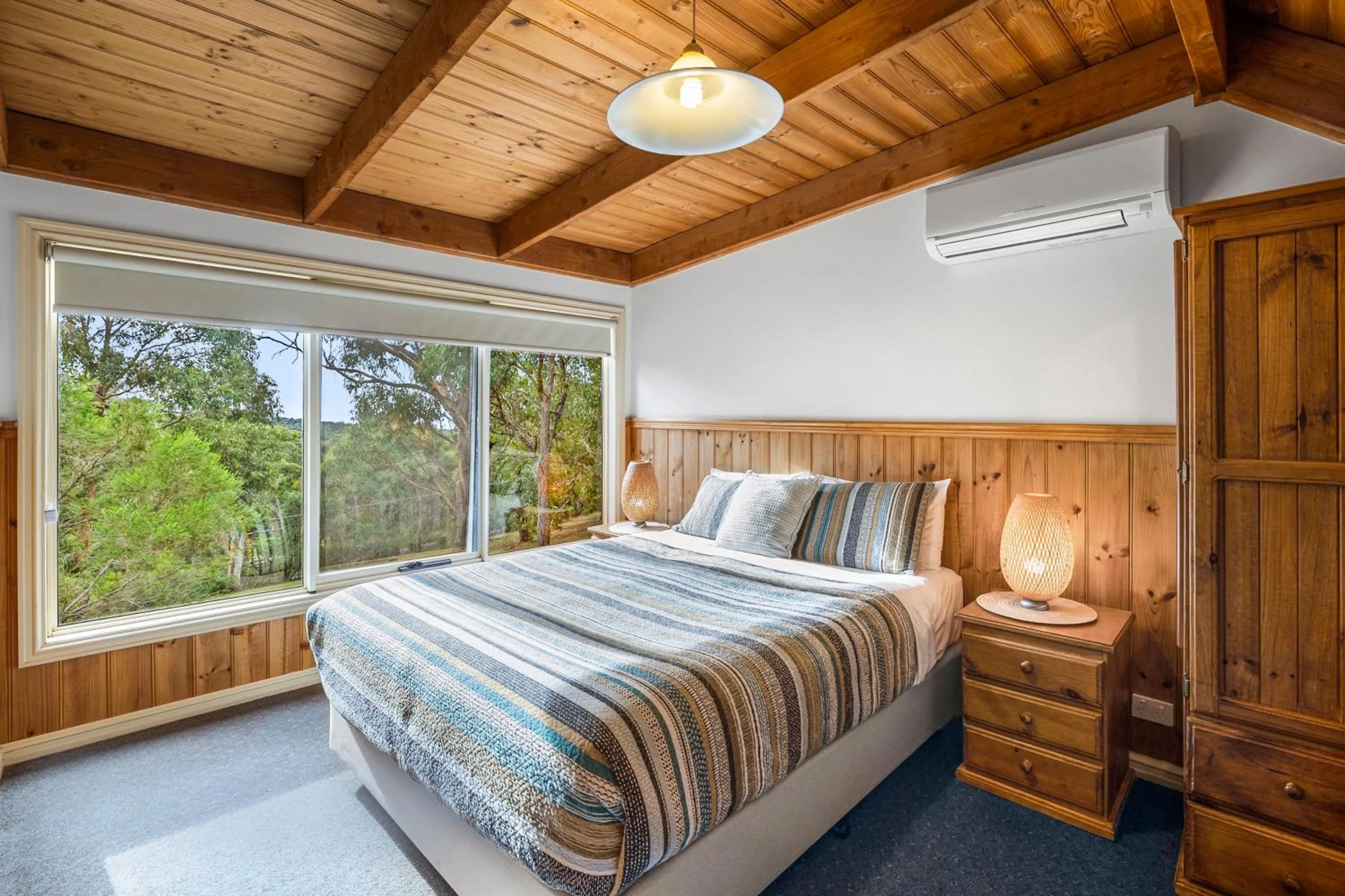 Bed in Lorne Bush House Cottages & Eco Retreats