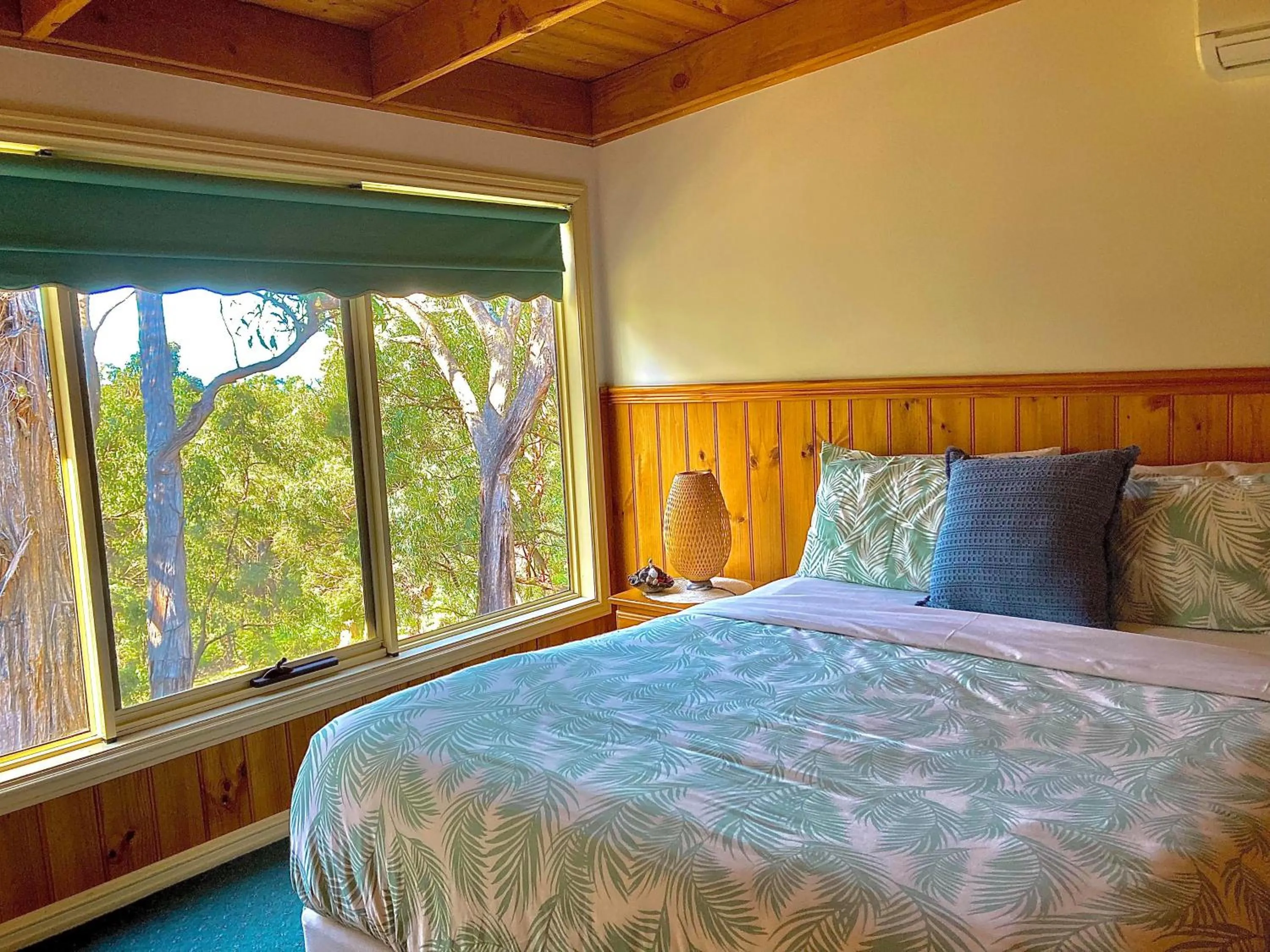 Bed in Lorne Bush House Cottages & Eco Retreats