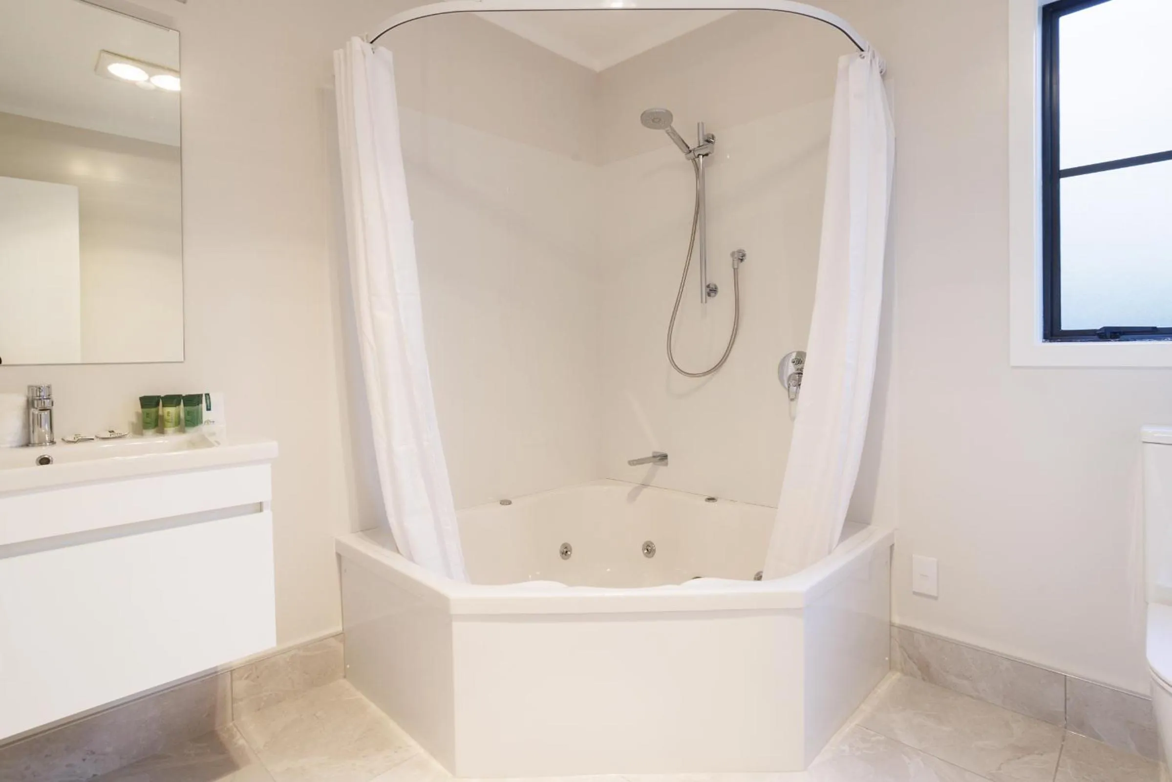 Bathroom in BK's Pohutukawa Lodge