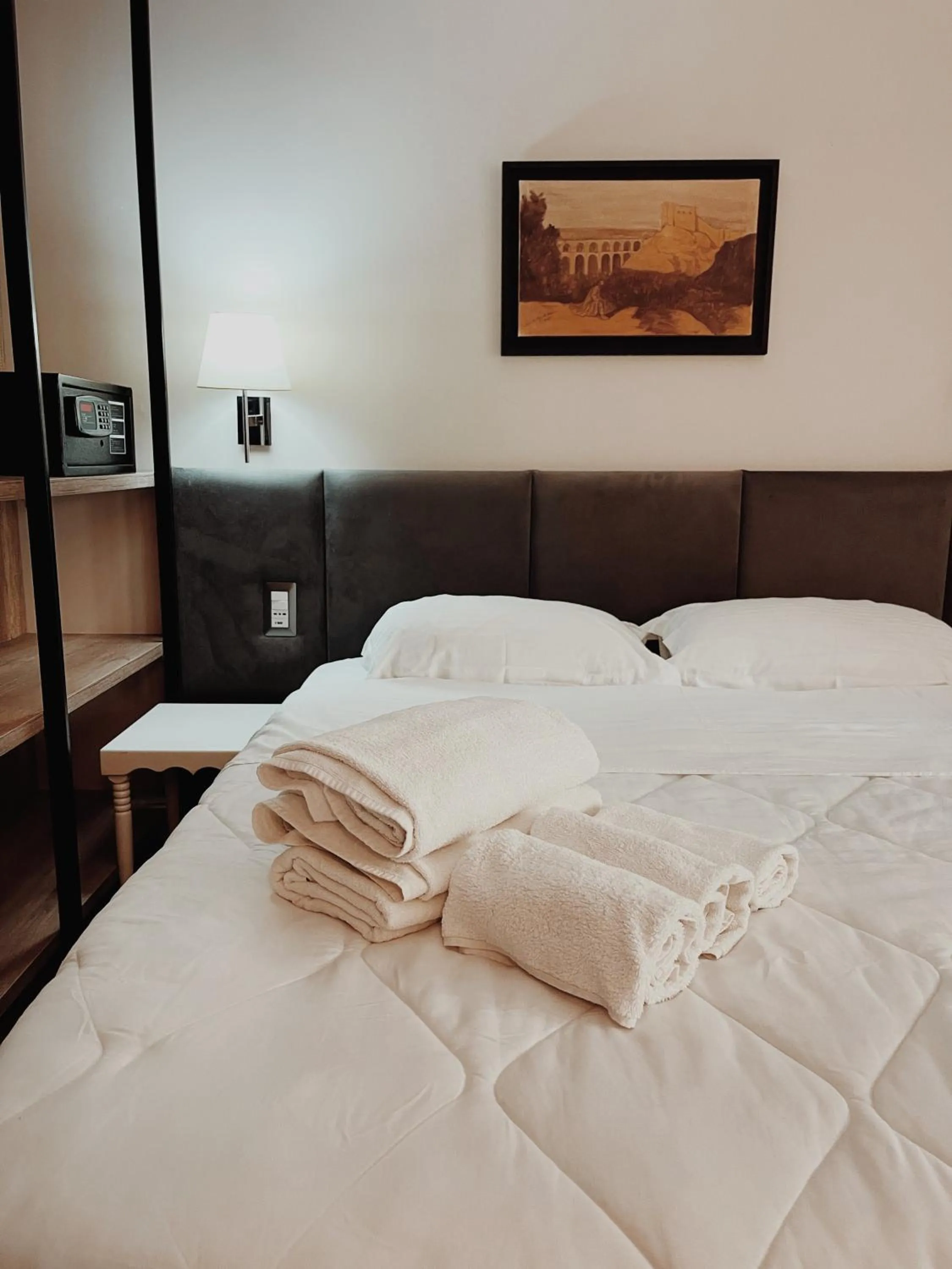 Bedroom, Bed in Ruby Palace