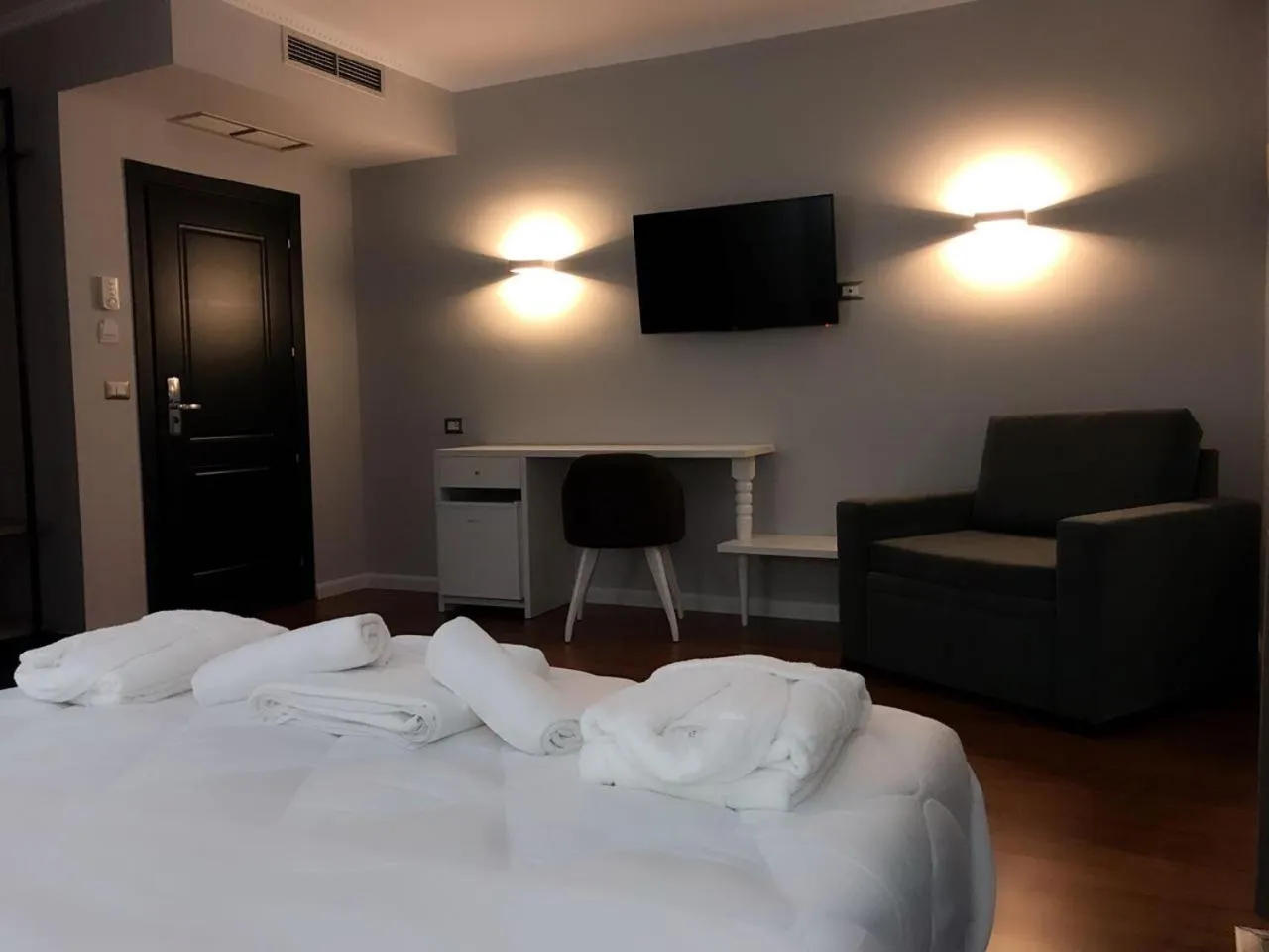 Bedroom, Bed in Ruby Palace