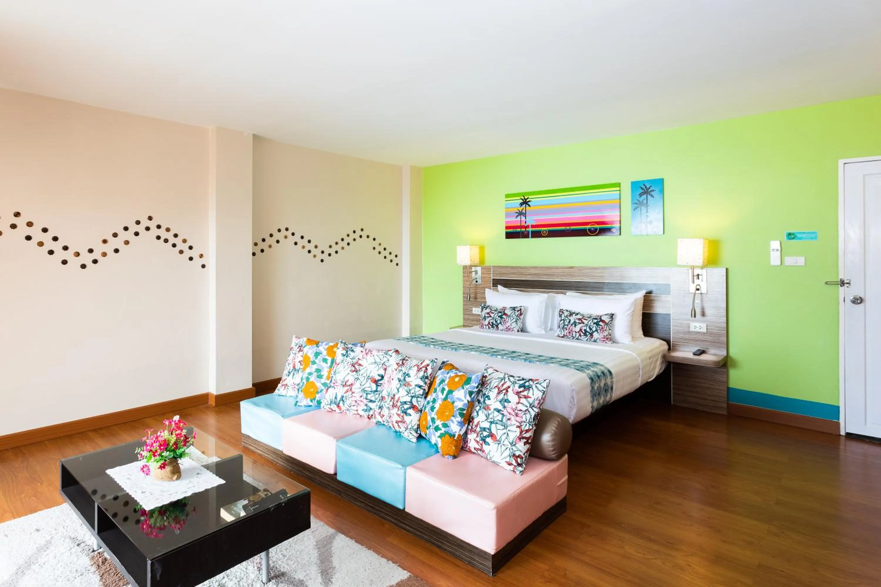 Photo of the whole room, Bed in Palm Coco Mantra