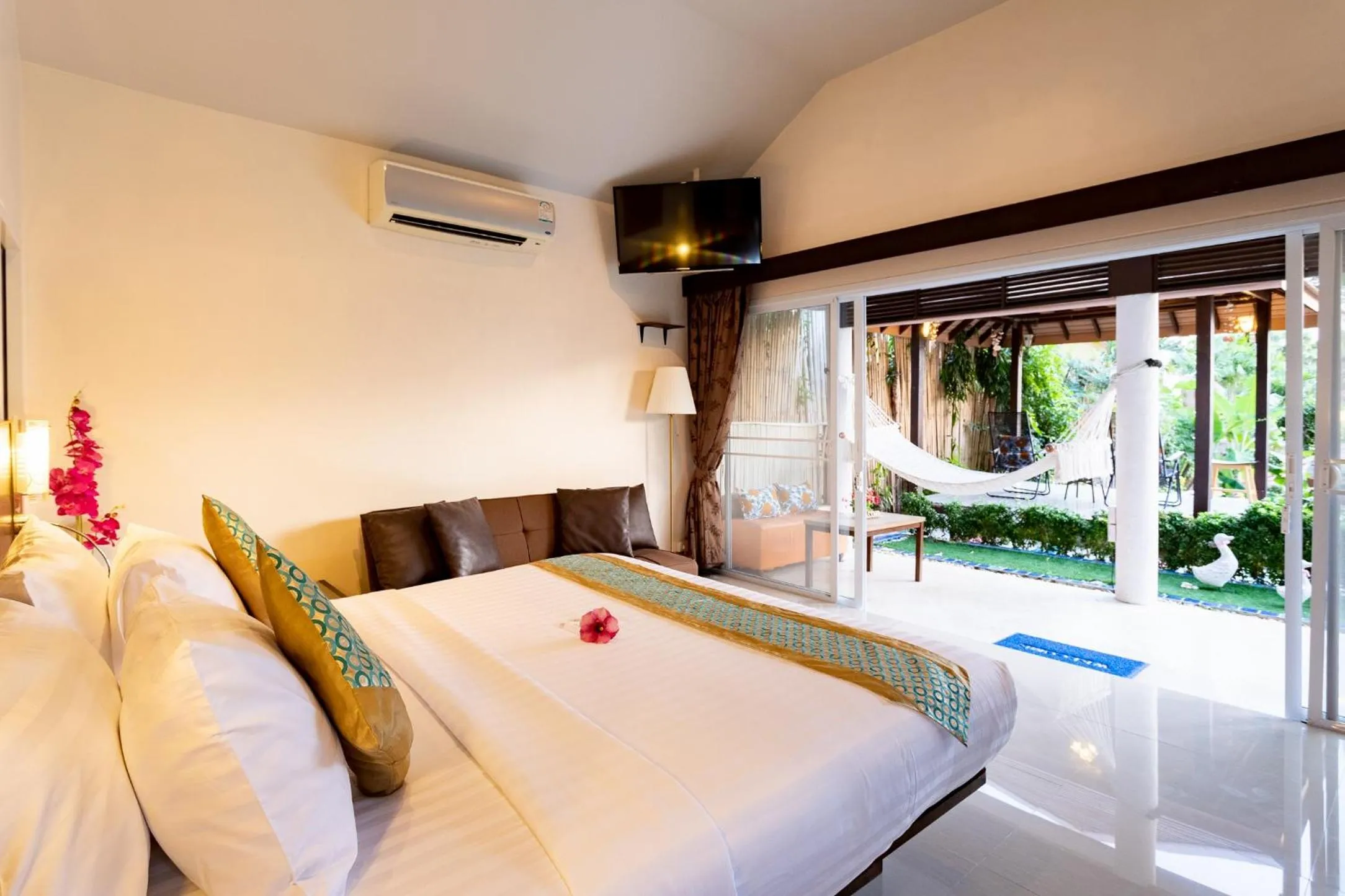 Photo of the whole room, Bed in Palm Coco Mantra