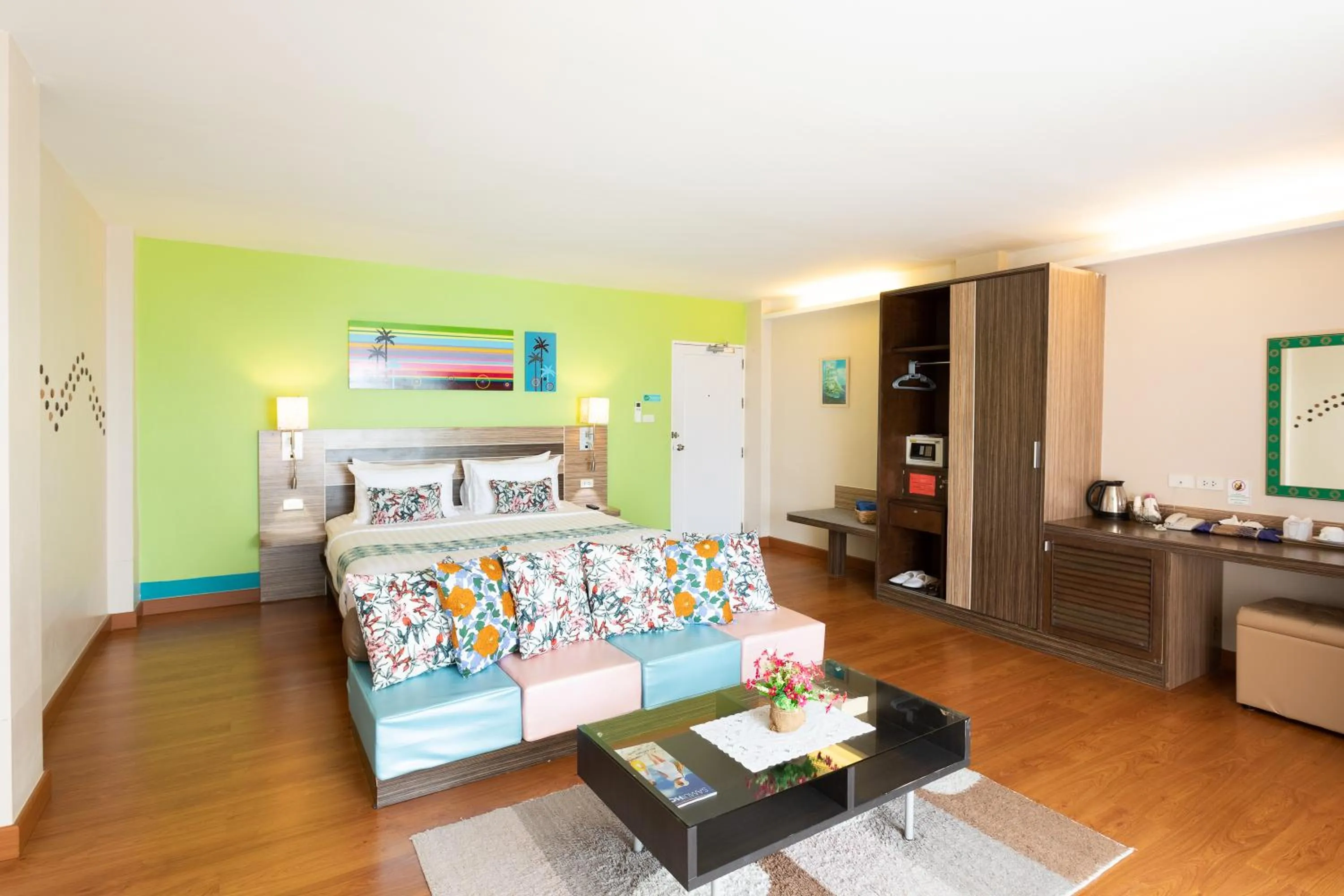 Photo of the whole room, Bed in Palm Coco Mantra