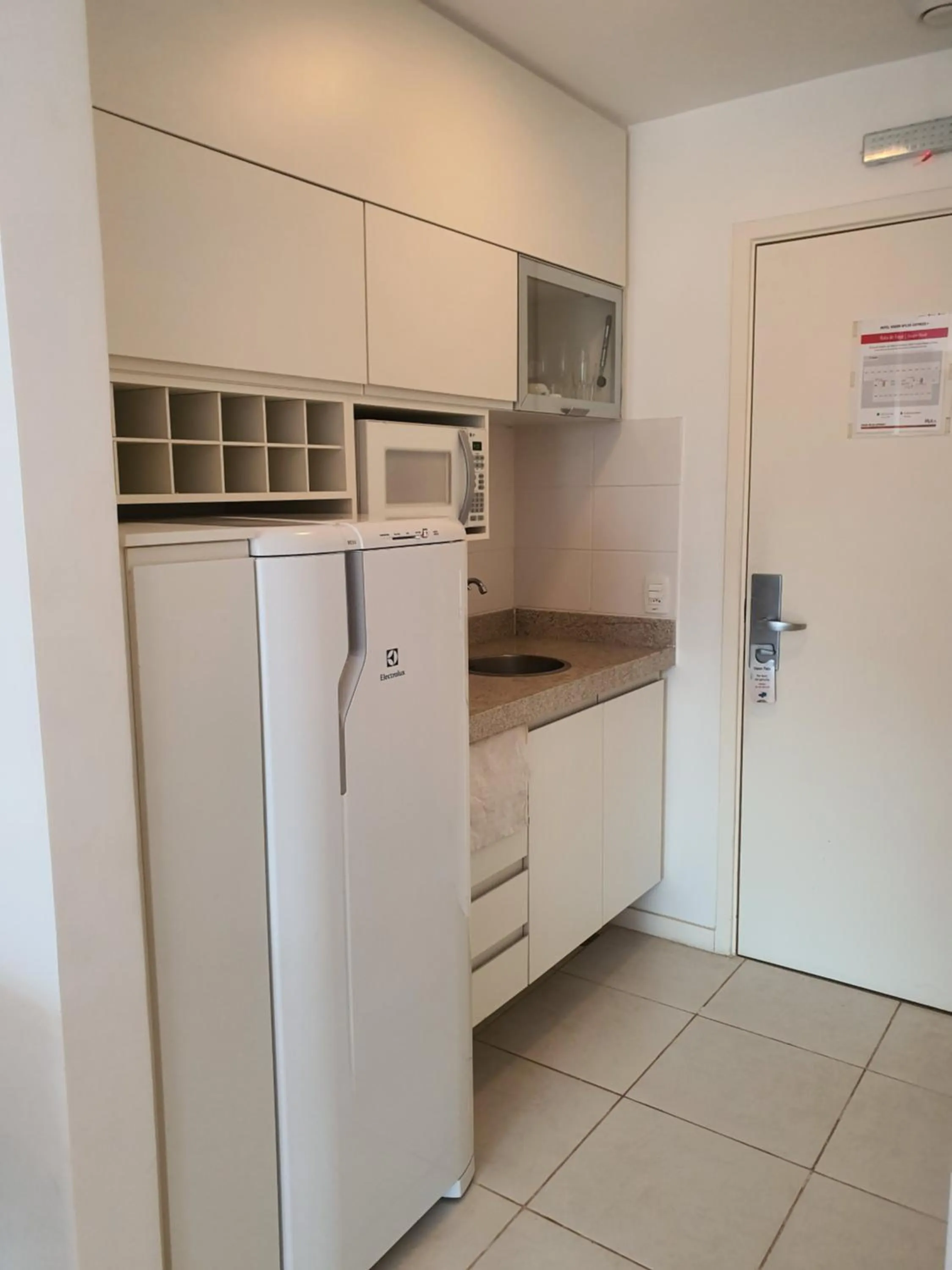 Communal kitchen in Aparthotel BSB Flats