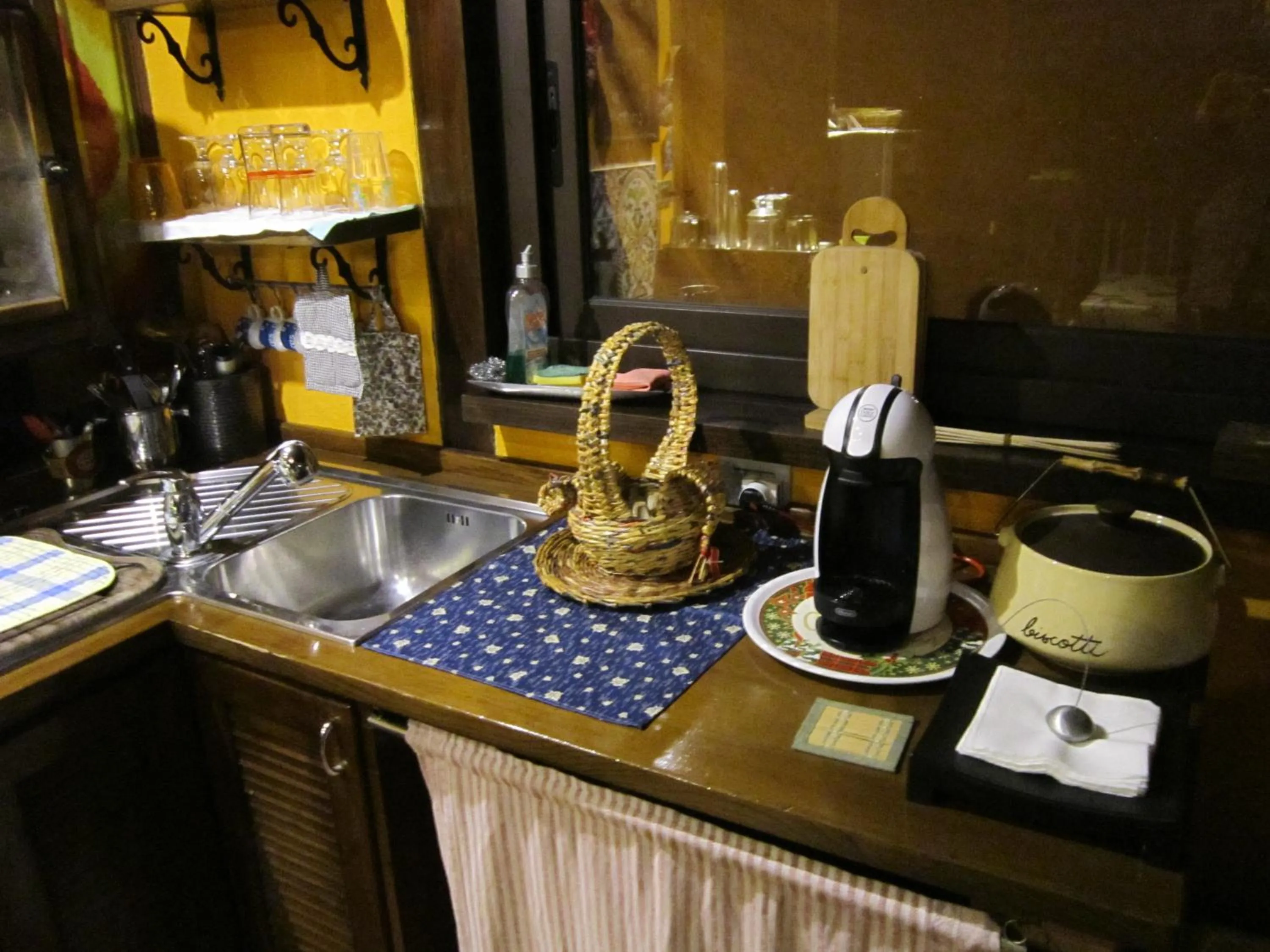 Kitchen or kitchenette in LA CASTELLANA Una Finestra sul Mare- Air Conditioned