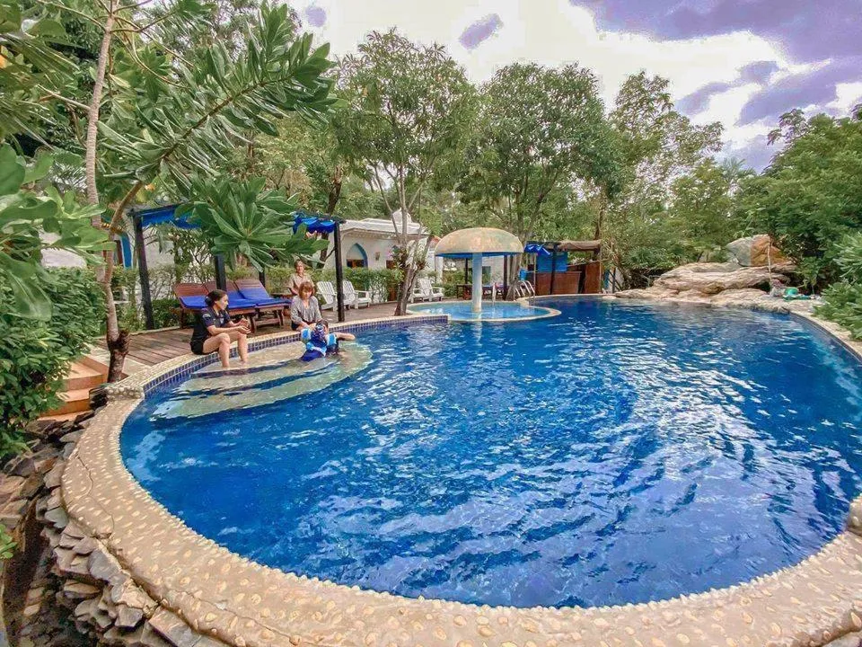 Swimming pool in Baanmontra Beach Resort - Bankrut