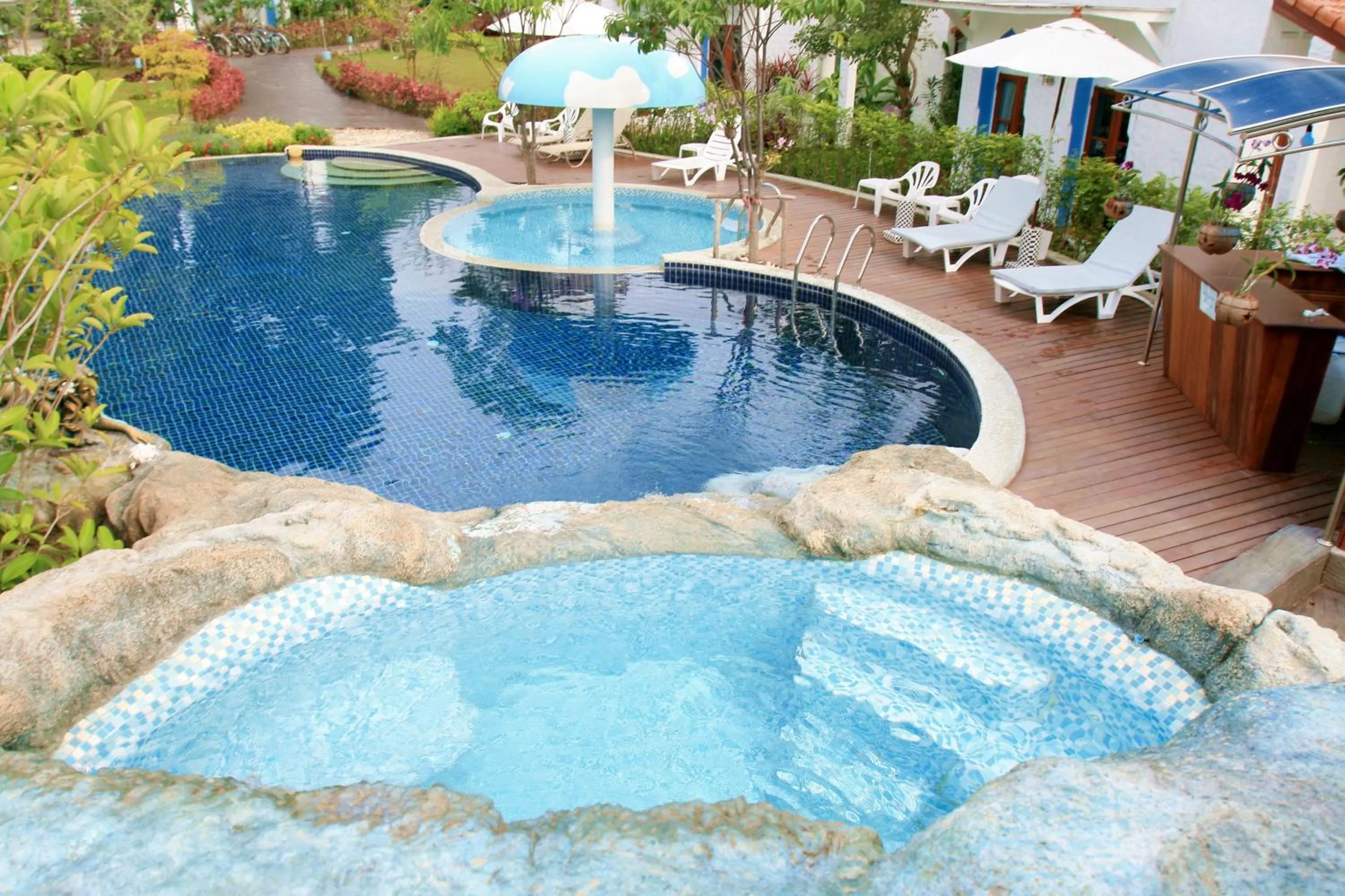 Swimming pool in Baanmontra Beach Resort - Bankrut