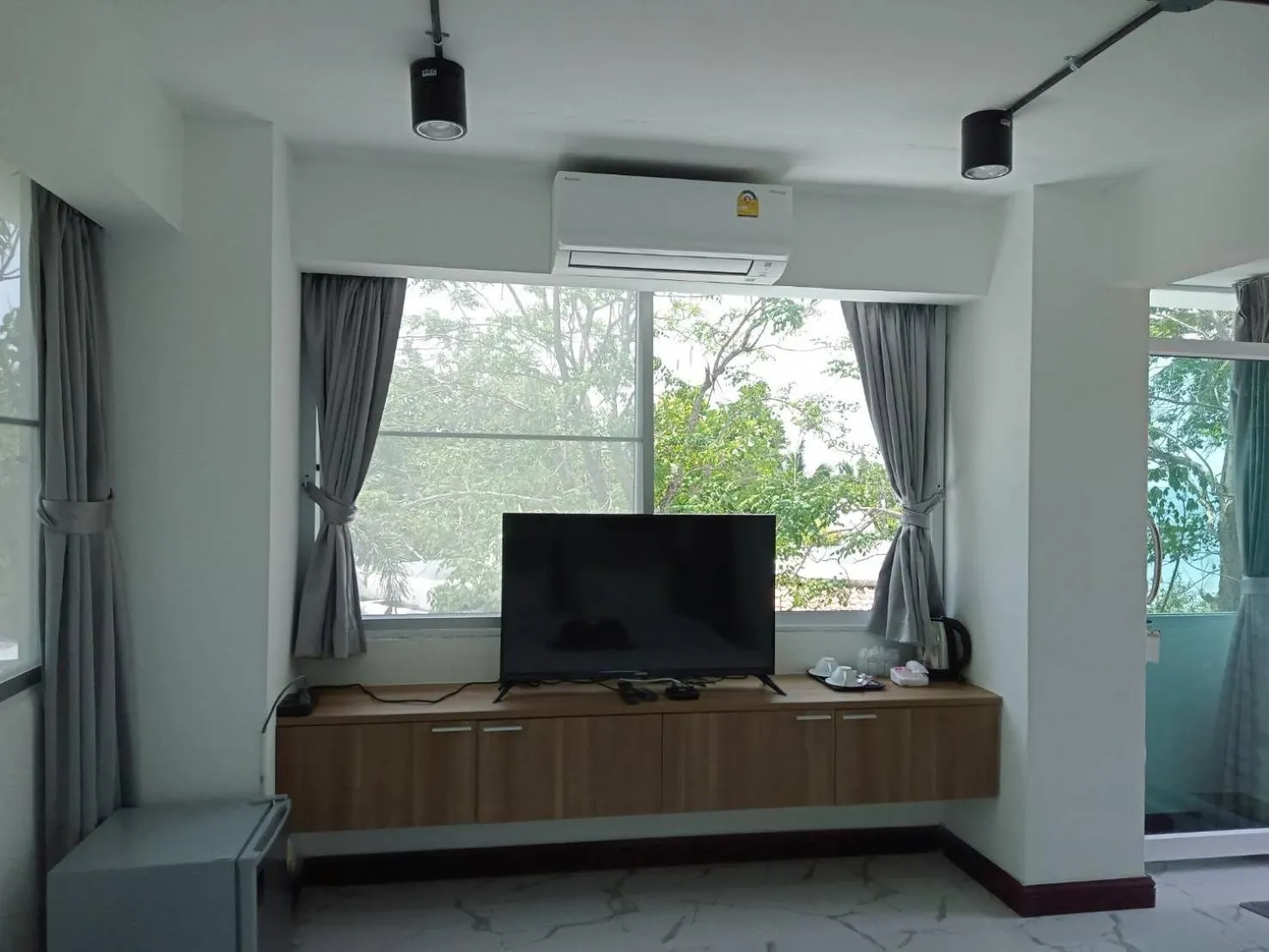 Baanmontra Beach Resort - Bankrut