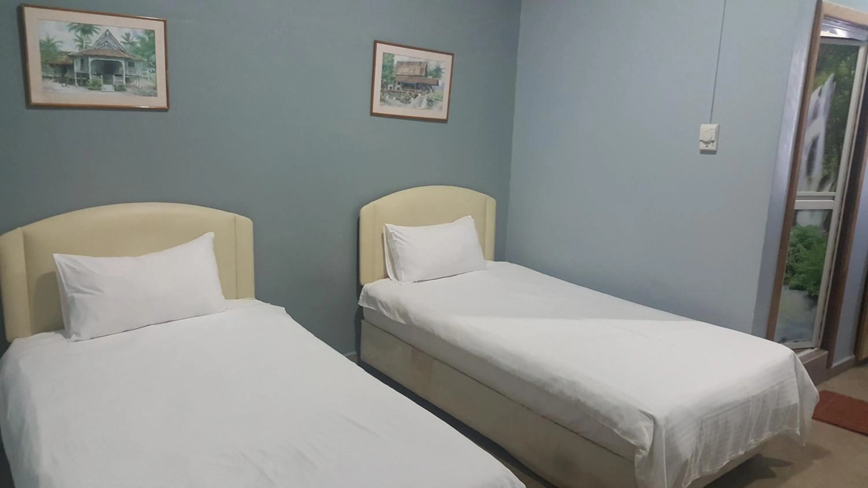 Bed in HOTEL SHAFURA 1