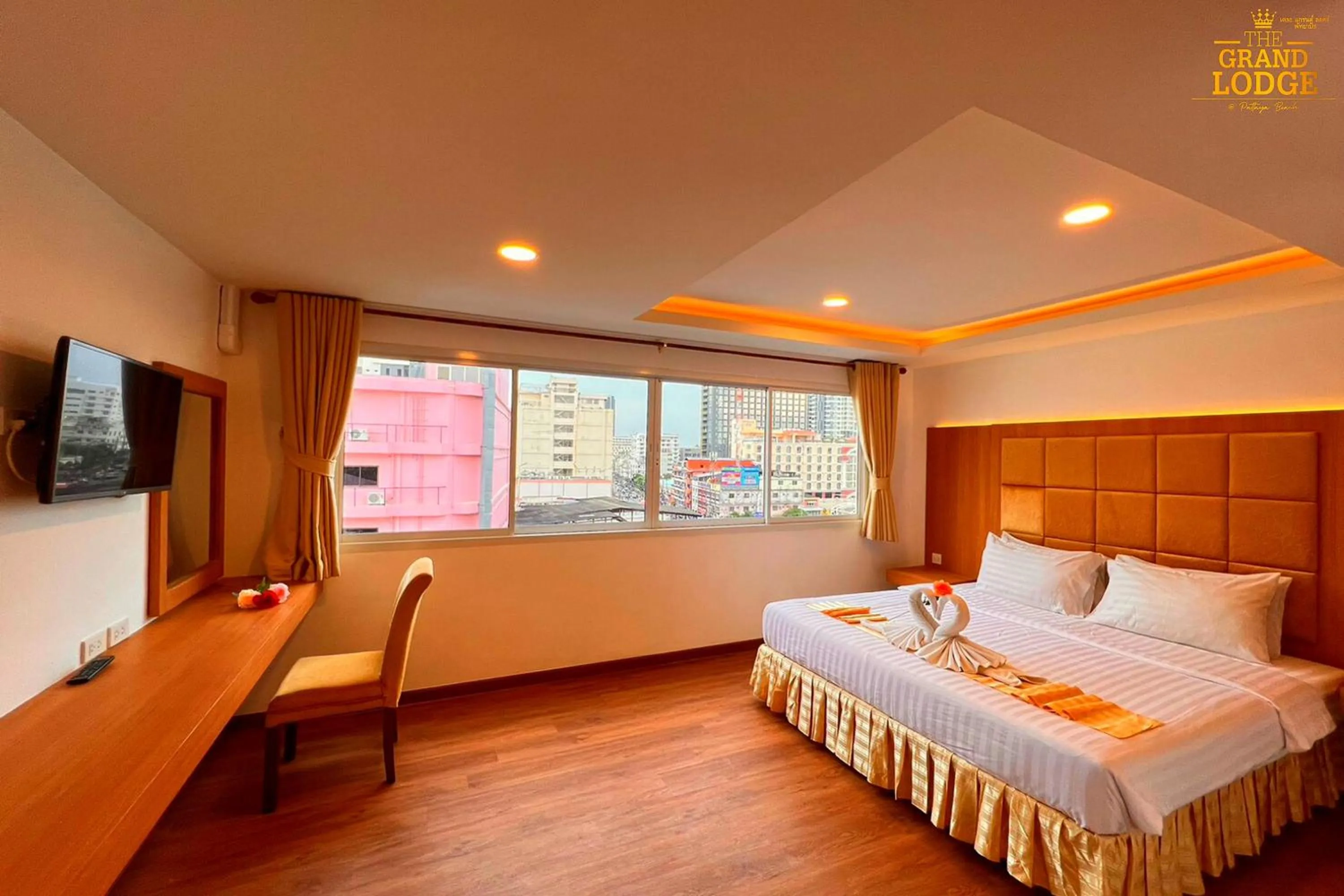 Bedroom, Bed in The Grand Lodge Pattaya