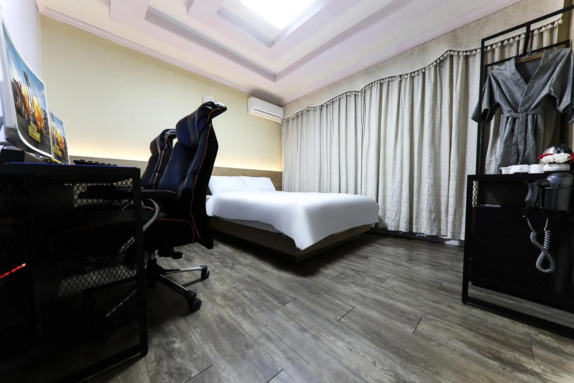 Photo of the whole room, Bed in Raemian