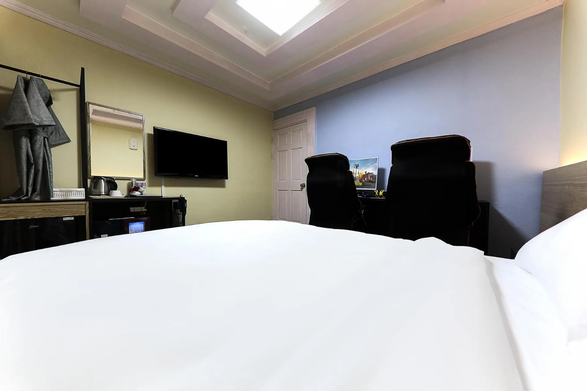 Photo of the whole room, Bed in Raemian