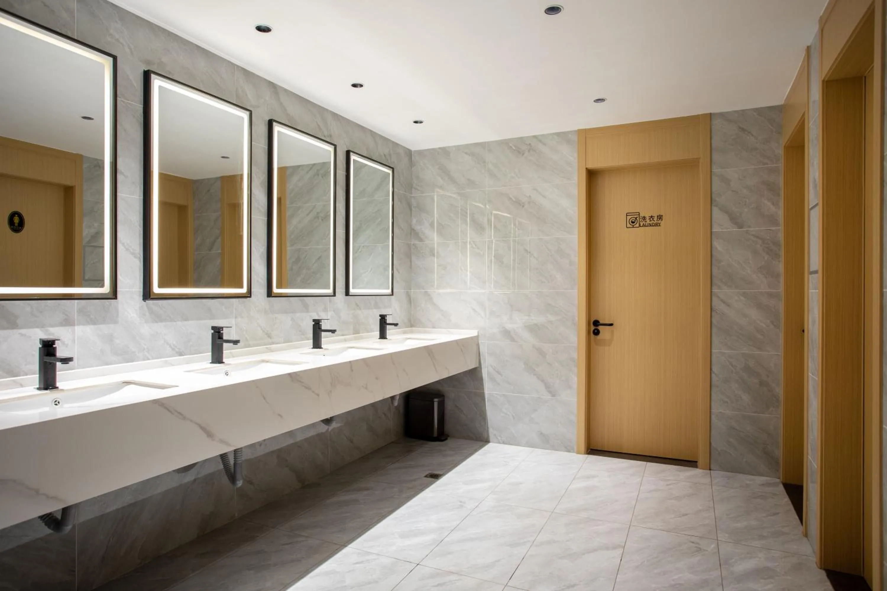 Property building in VX Hotel Shanghai Yixian Road Dabaishu