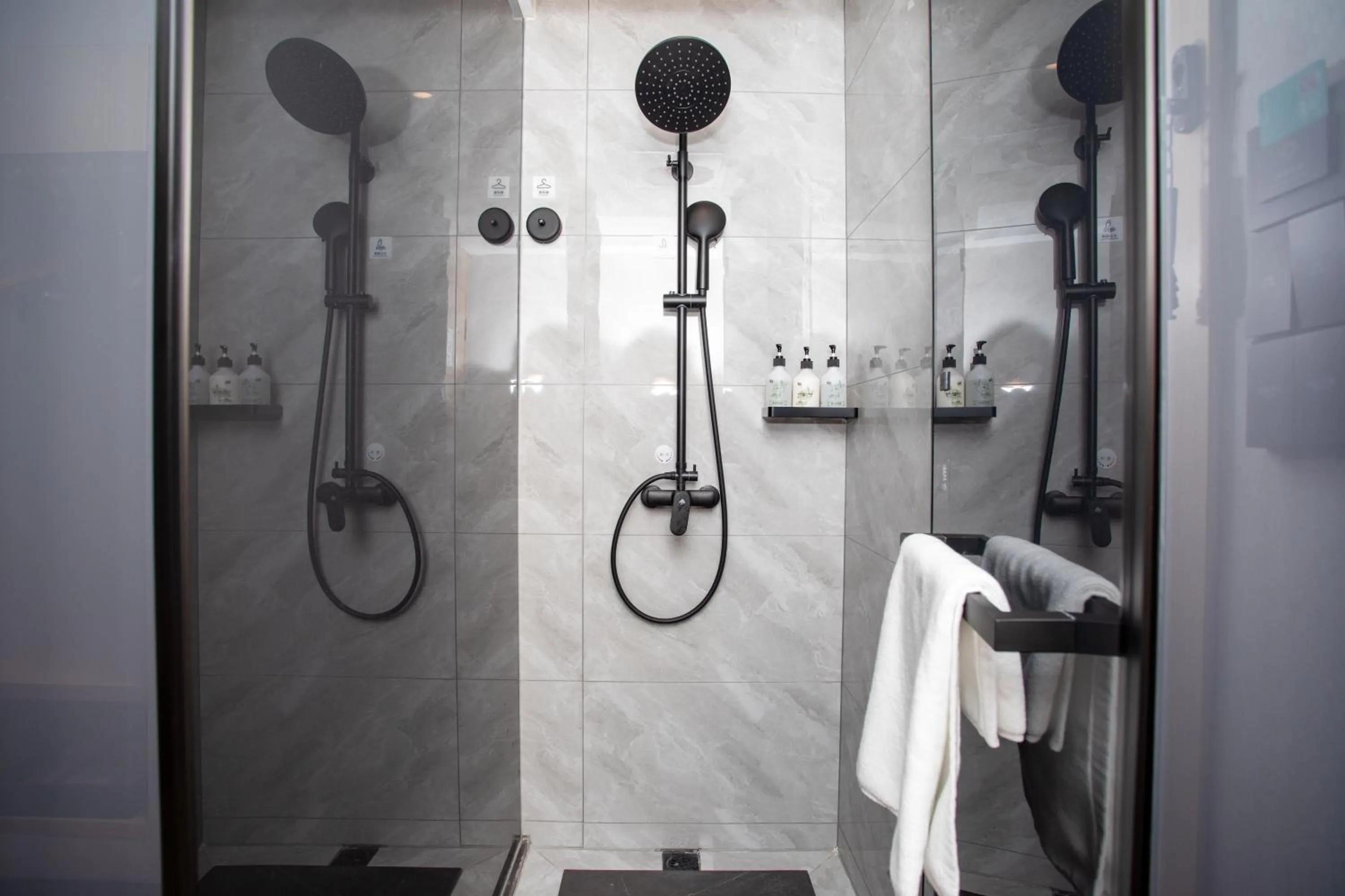 Shower in VX Hotel Shanghai Yixian Road Dabaishu