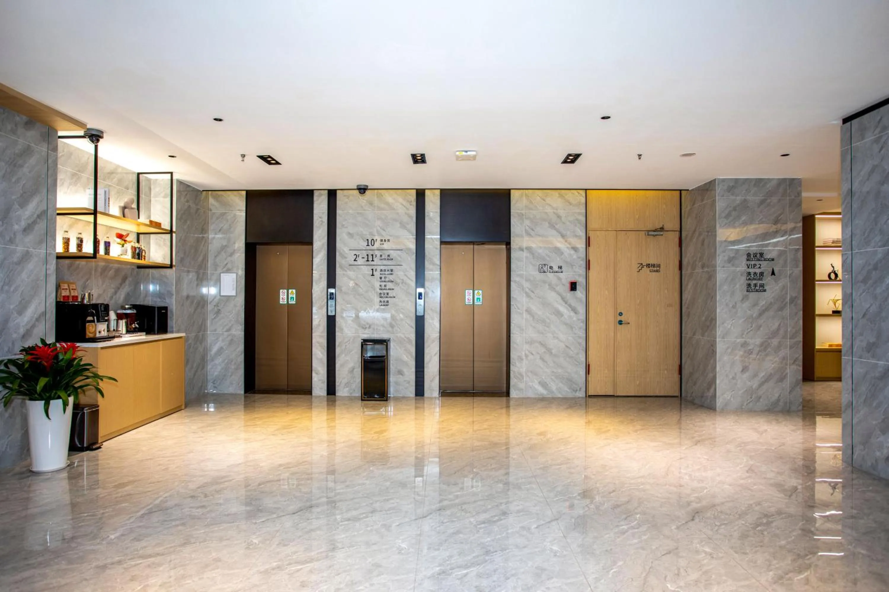 elevator in VX Hotel Shanghai Yixian Road Dabaishu