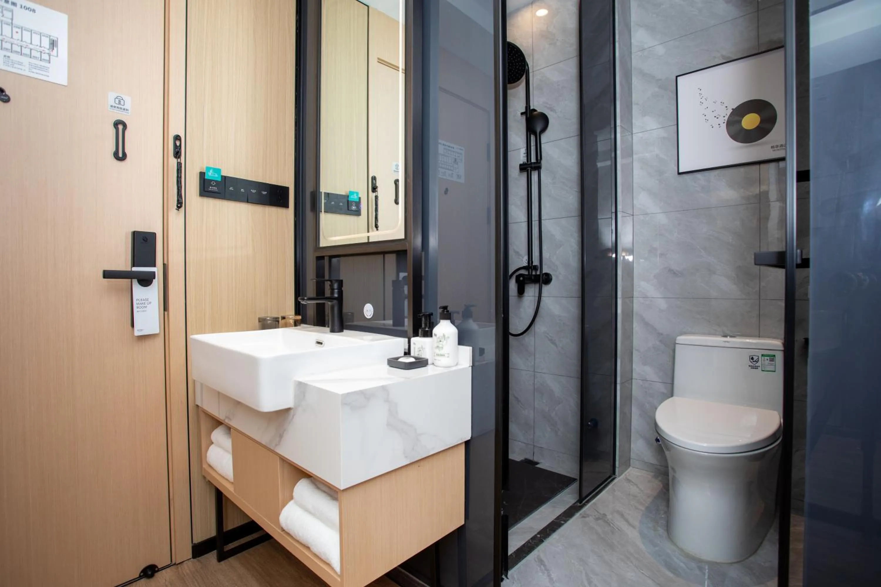 Toilet in VX Hotel Shanghai Yixian Road Dabaishu