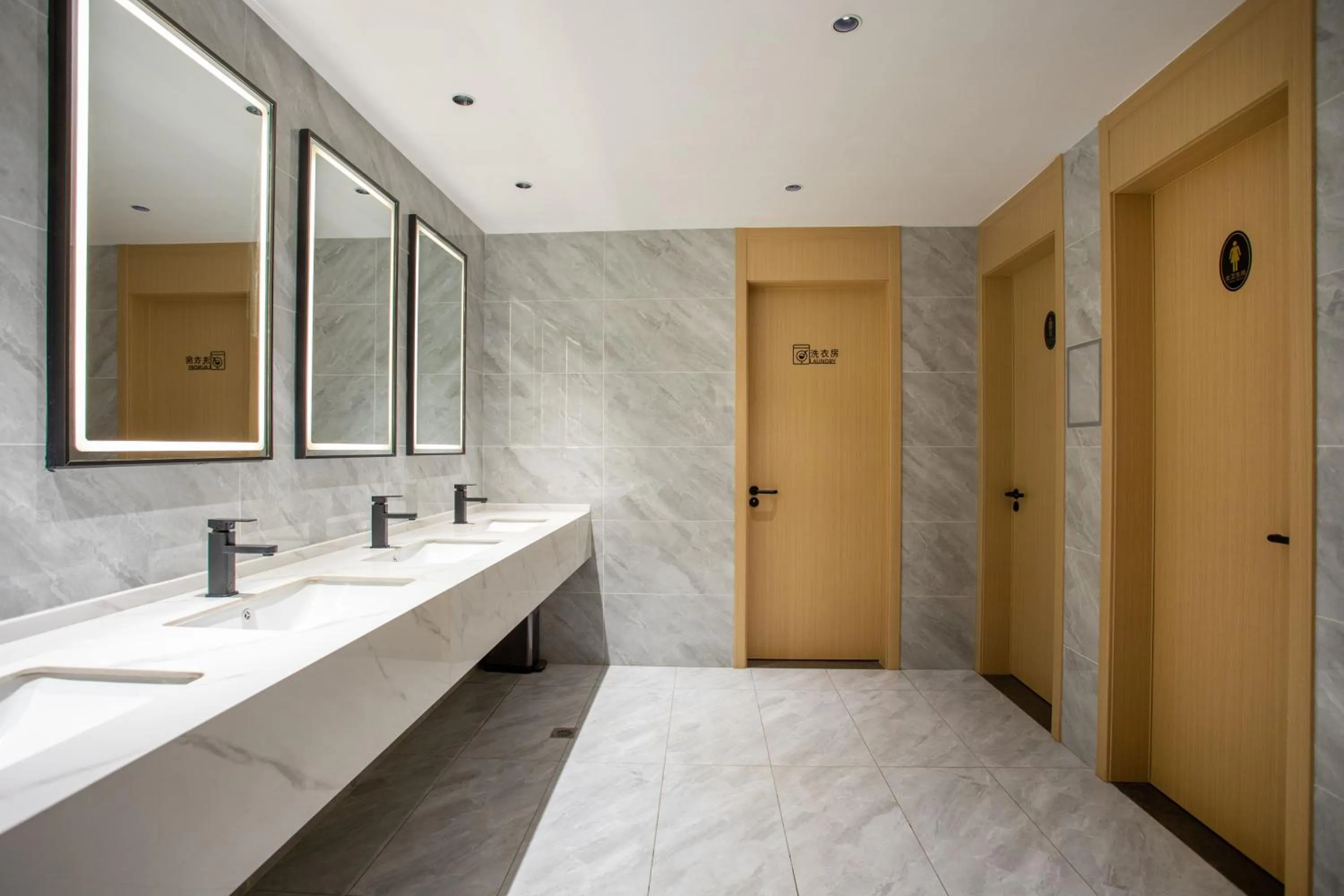 Property building in VX Hotel Shanghai Yixian Road Dabaishu