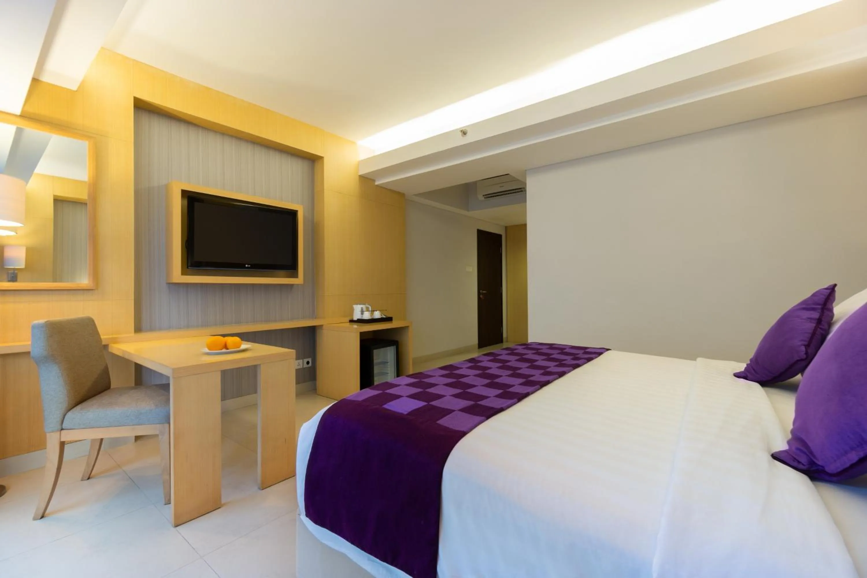 Bed in Quest Hotel Kuta by ASTON