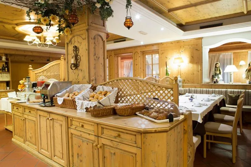 Restaurant/places to eat in Sport Hotel Majarè