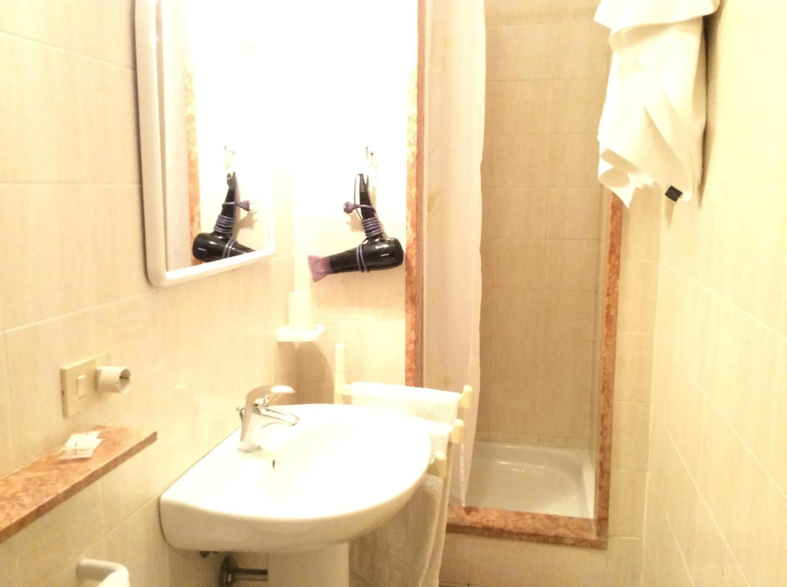 Bathroom in Ariston Petit Hotel