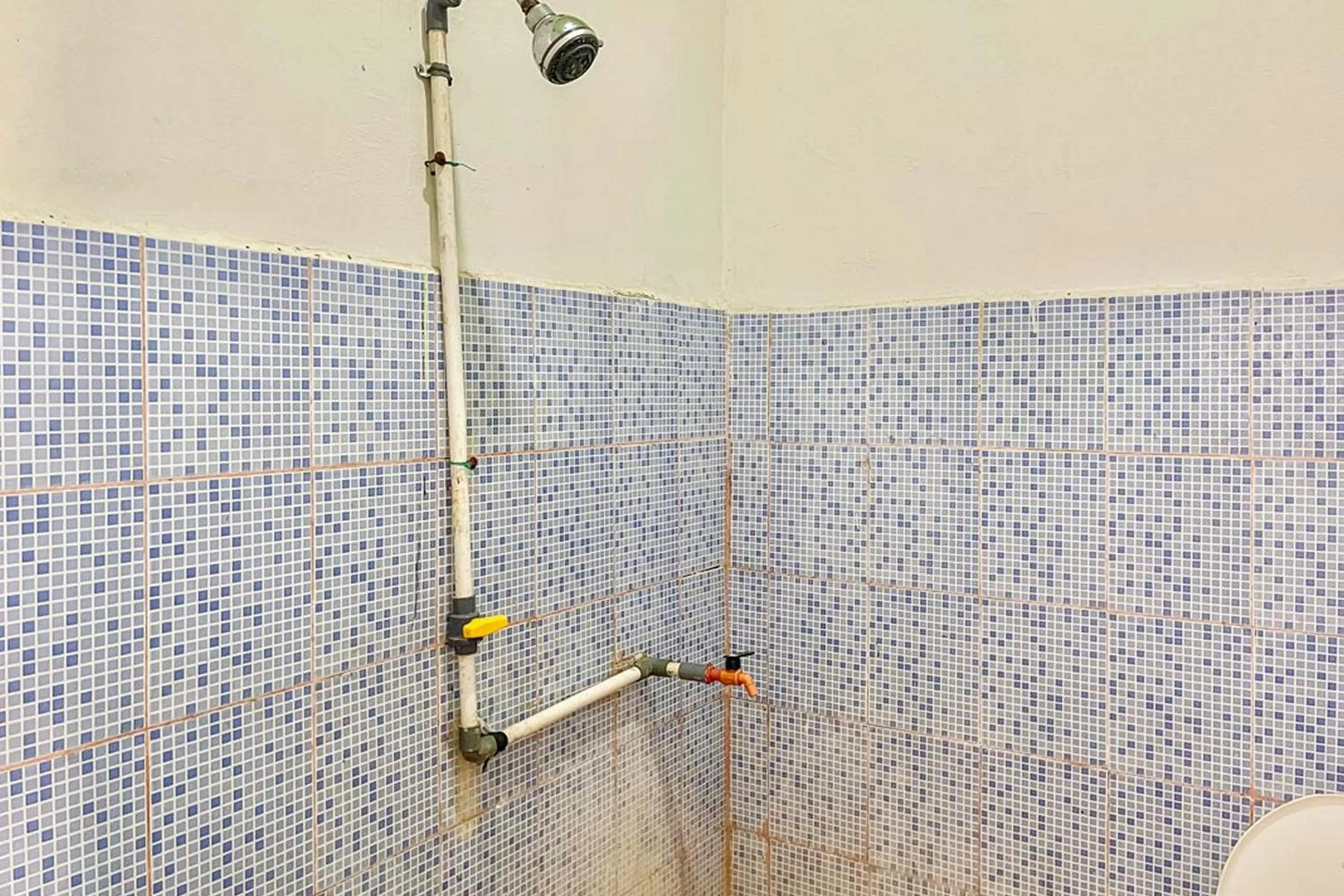 Bathroom in Ekas Beach Guesthouse Mitra RedDoorz