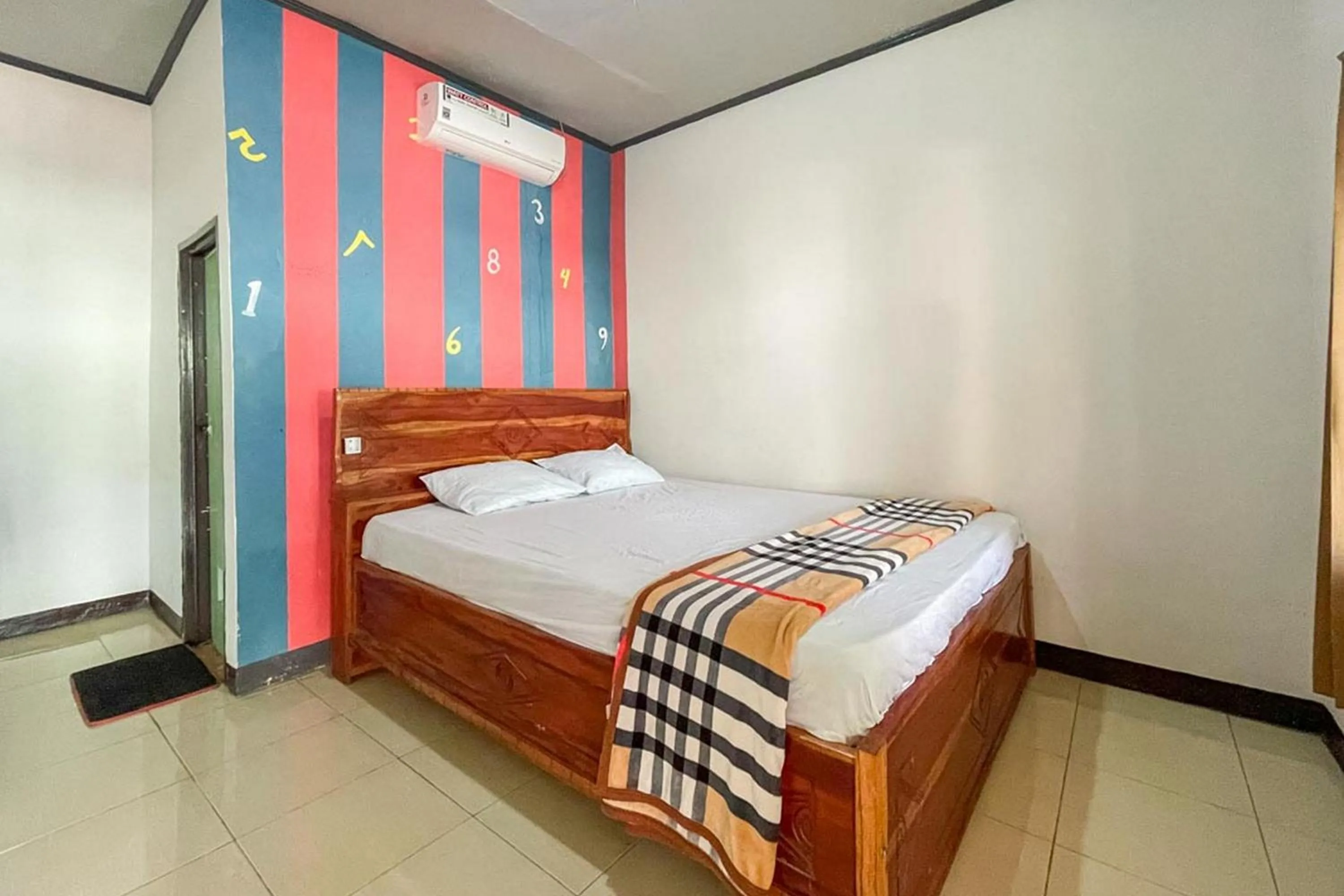 Bed in Ekas Beach Guesthouse Mitra RedDoorz