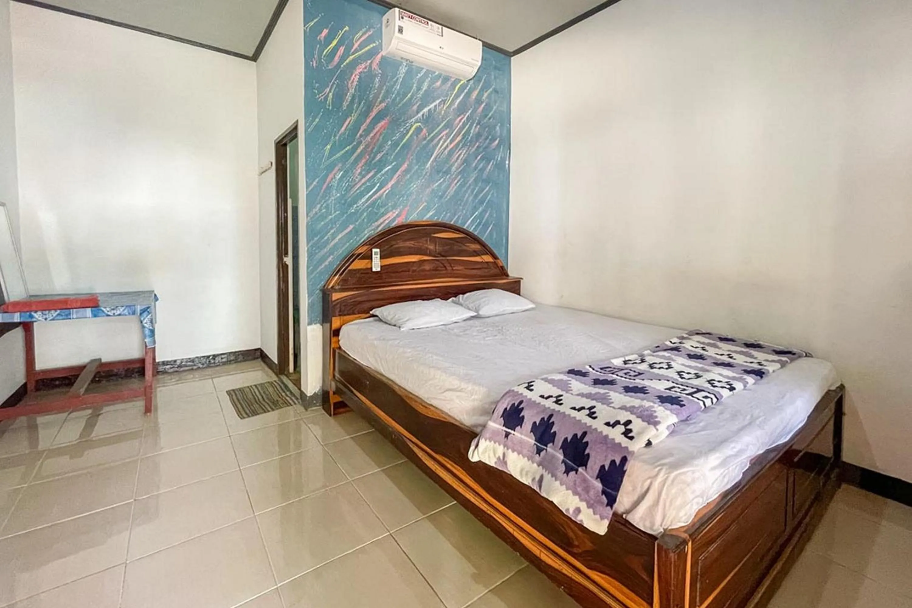 Bed in Ekas Beach Guesthouse Mitra RedDoorz
