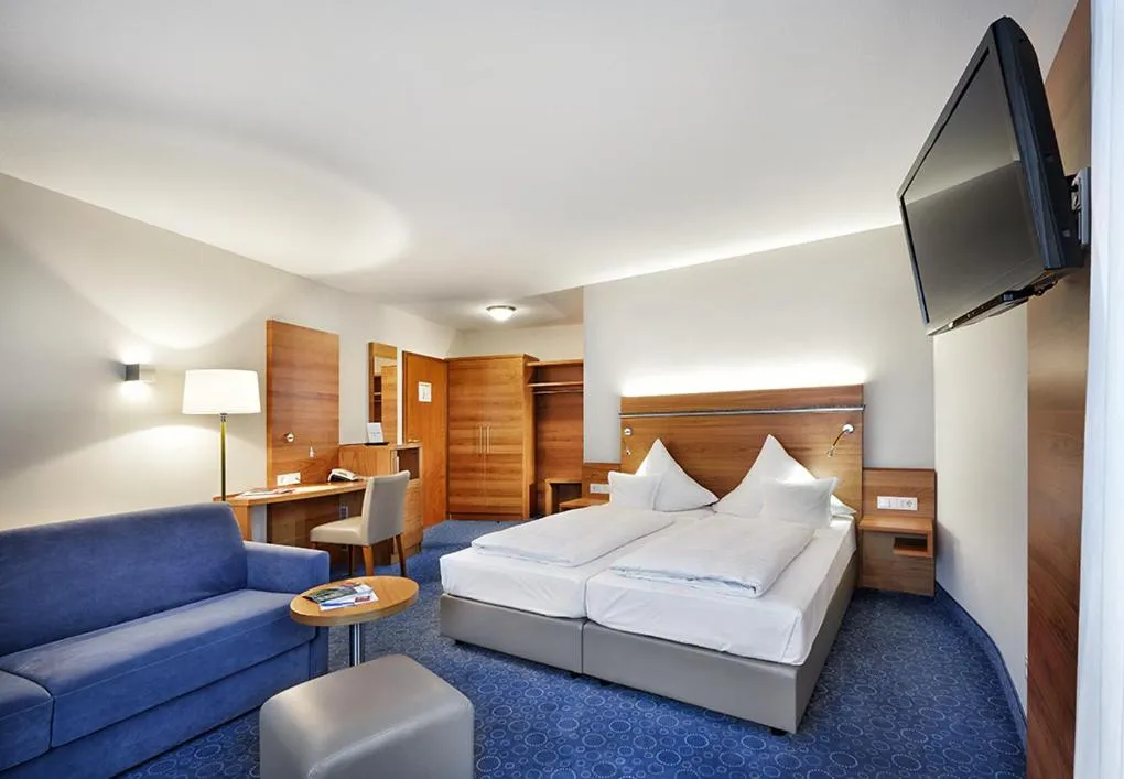 Photo of the whole room, Bed in Hotel Zum Goldenen Ochsen am Schlossgarten