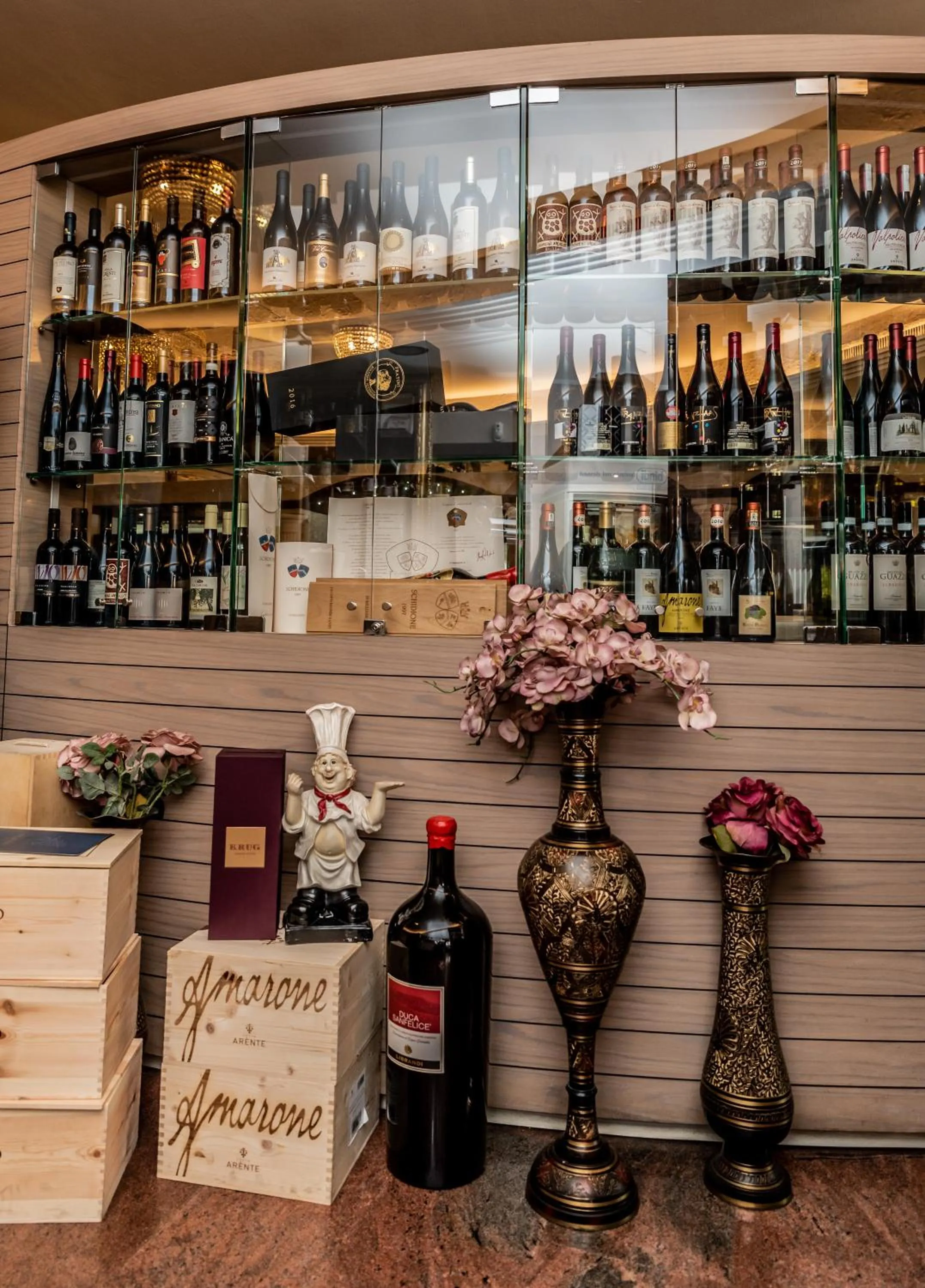 Restaurant/places to eat in Hotel Shangri-La