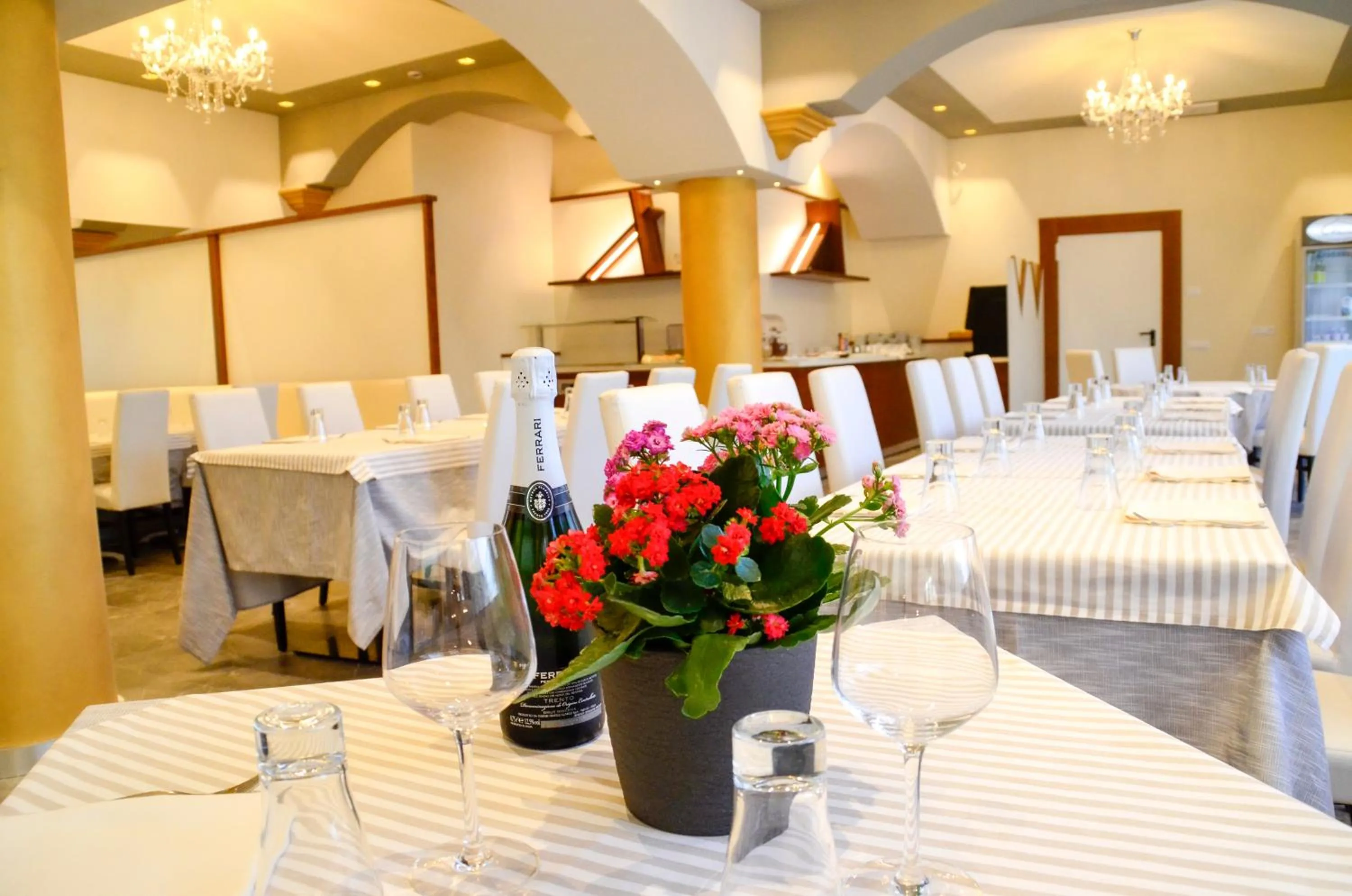 Restaurant/places to eat in Hotel Shangri-La