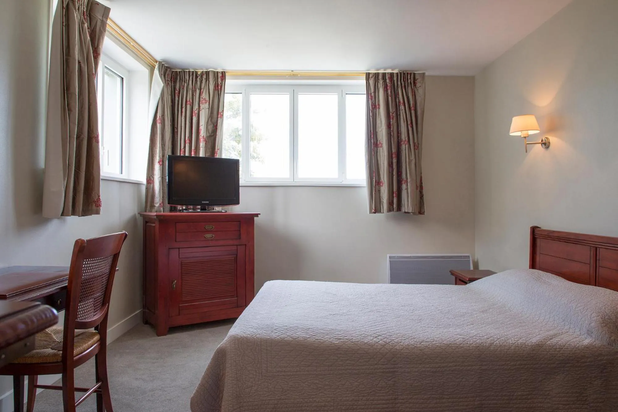 Bed in Clos de Vallombreuse, The Originals Relais