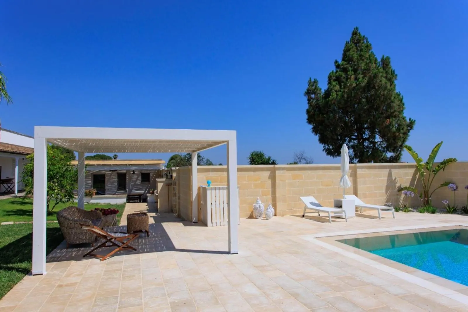 Pool view in Il Giardino di Jo